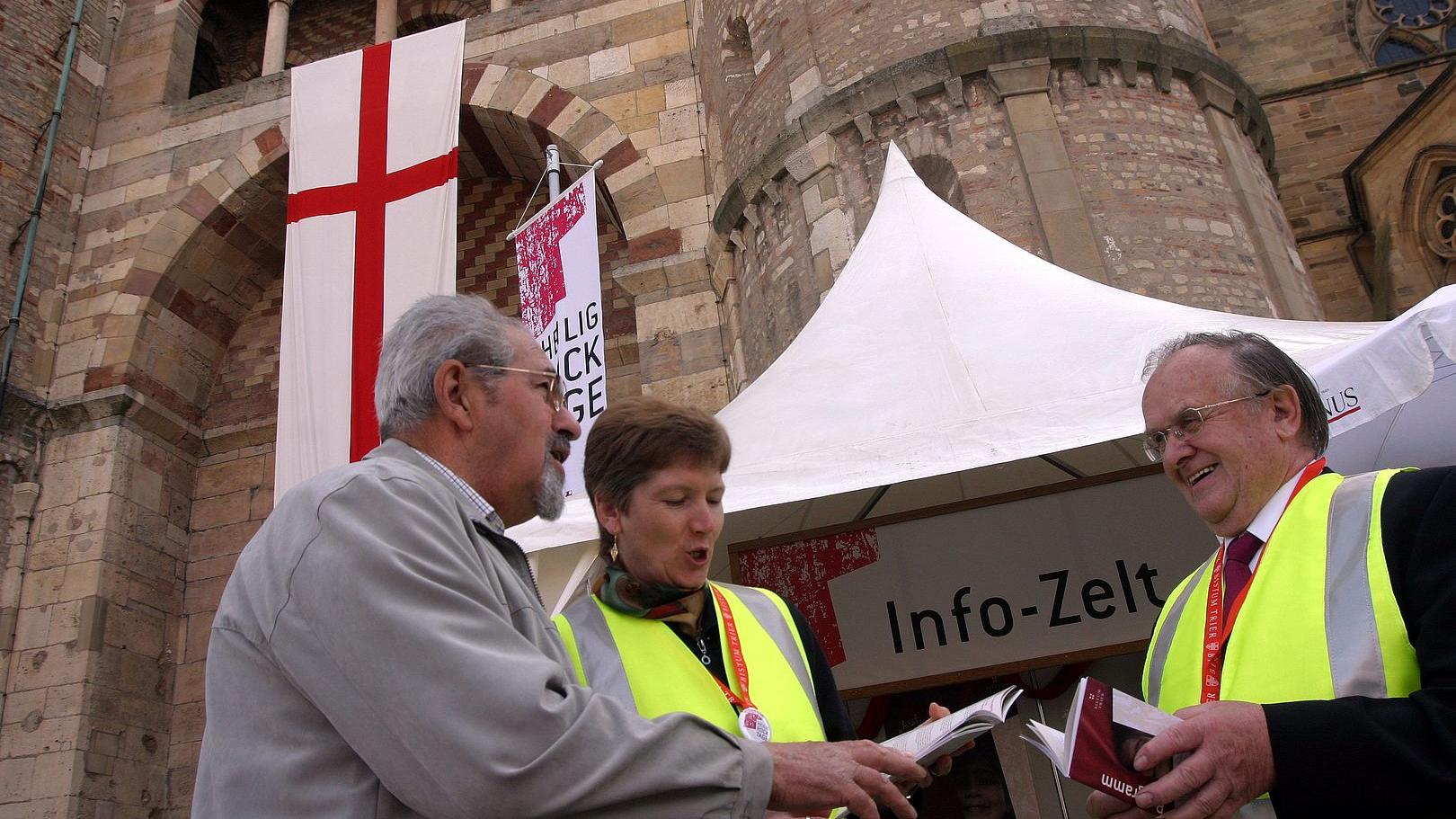 Die Helferinnen und Helfer im Einsatz. (Foto: Pressestelle Bistum Trier)