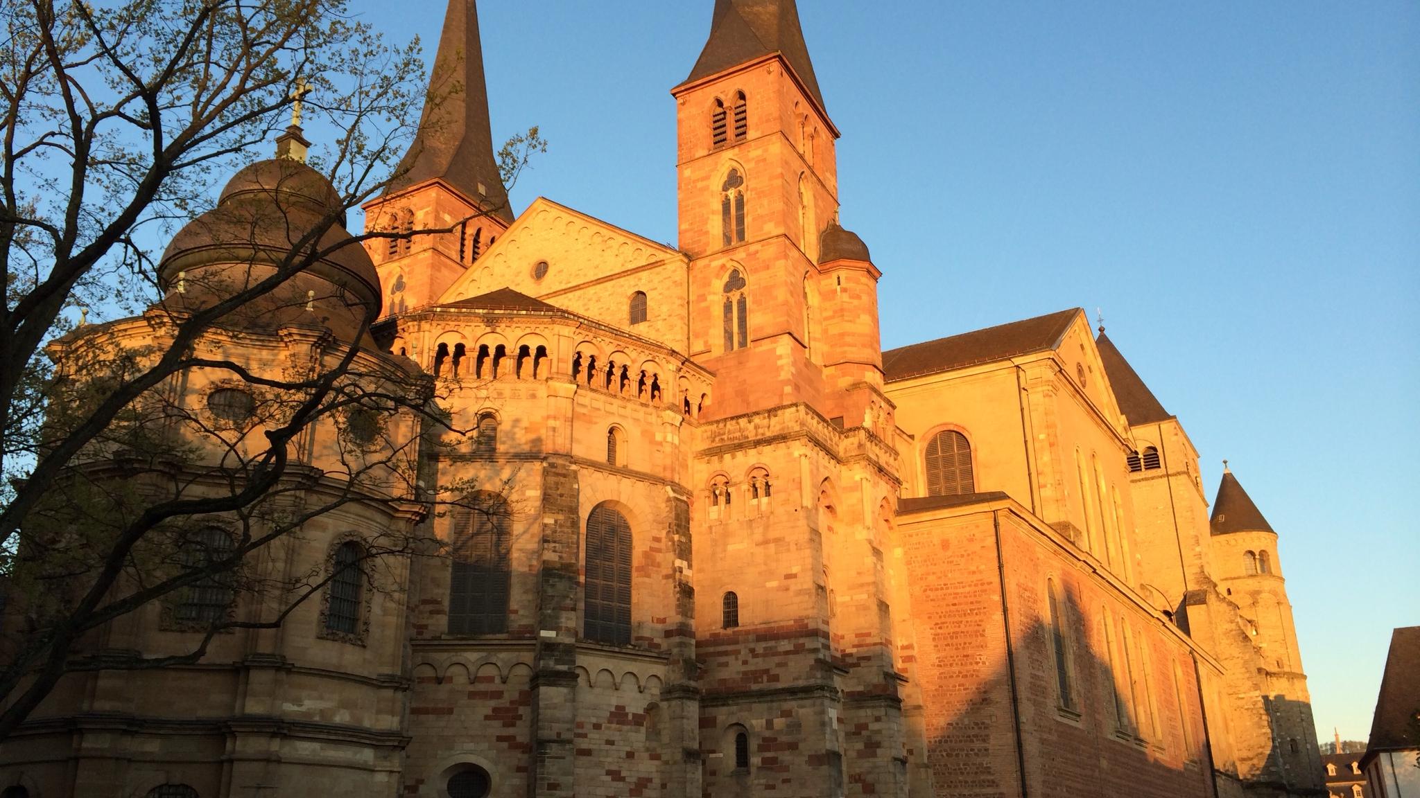 Blick auf den Trierer Dom in der Morgensonne