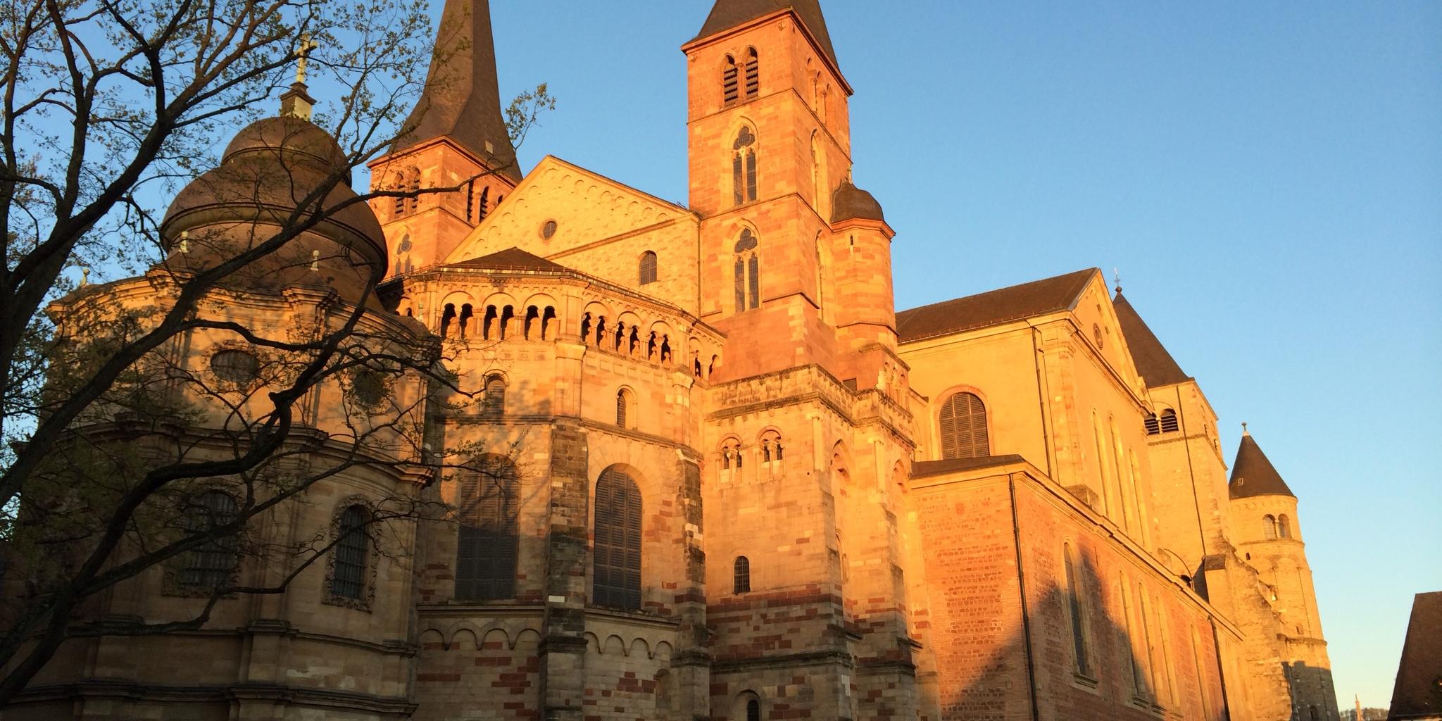 Blick auf den Trierer Dom in der Morgensonne