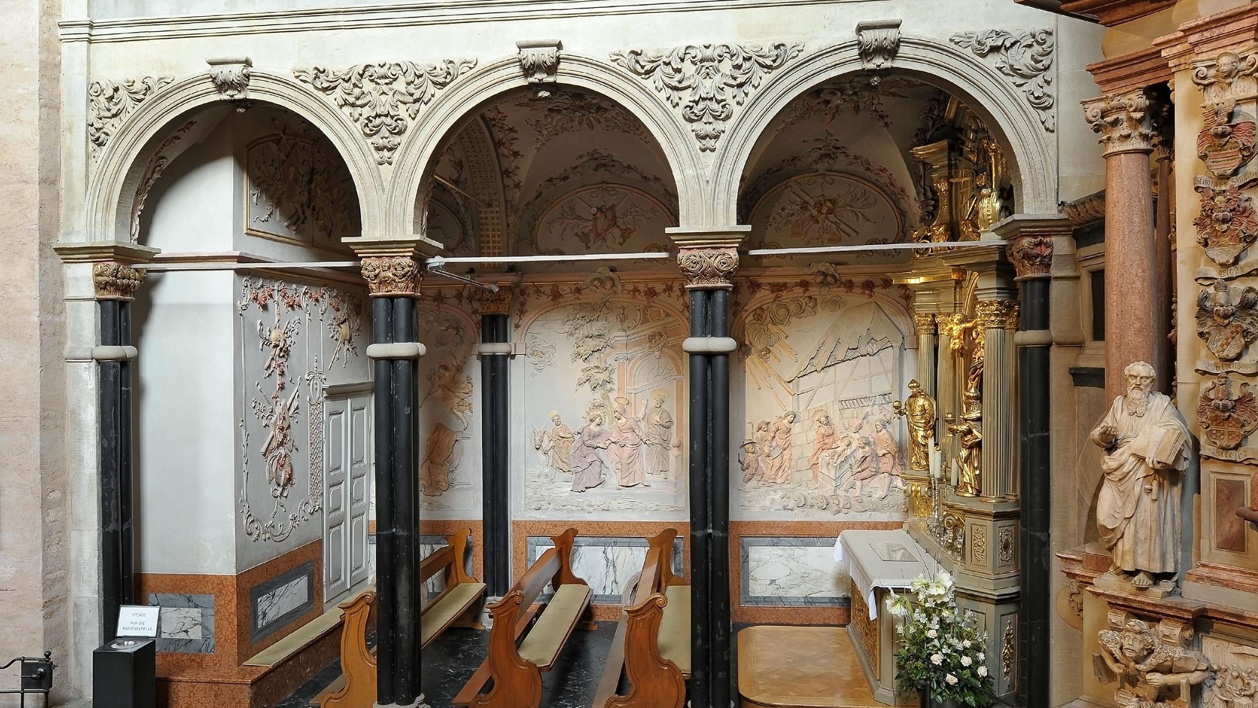 Am 10. Mai betet Bischof Ackermann den Rosenkranz in der Marienkapelle des Trierer Doms (Foto: Rita Heyen)