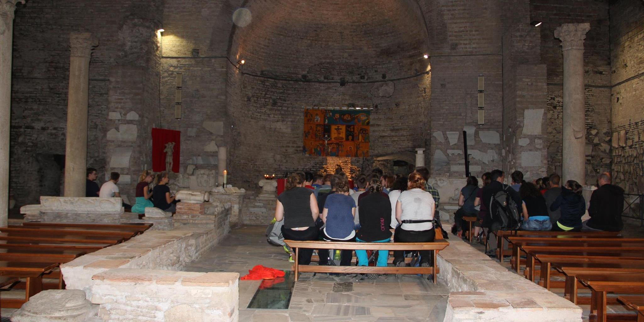 In den Domitilla-Katakomben feierten die Pilger gemeinsam mit Weihbischof Peters und Jugendpfarrer Heinz einen Gottesdienst