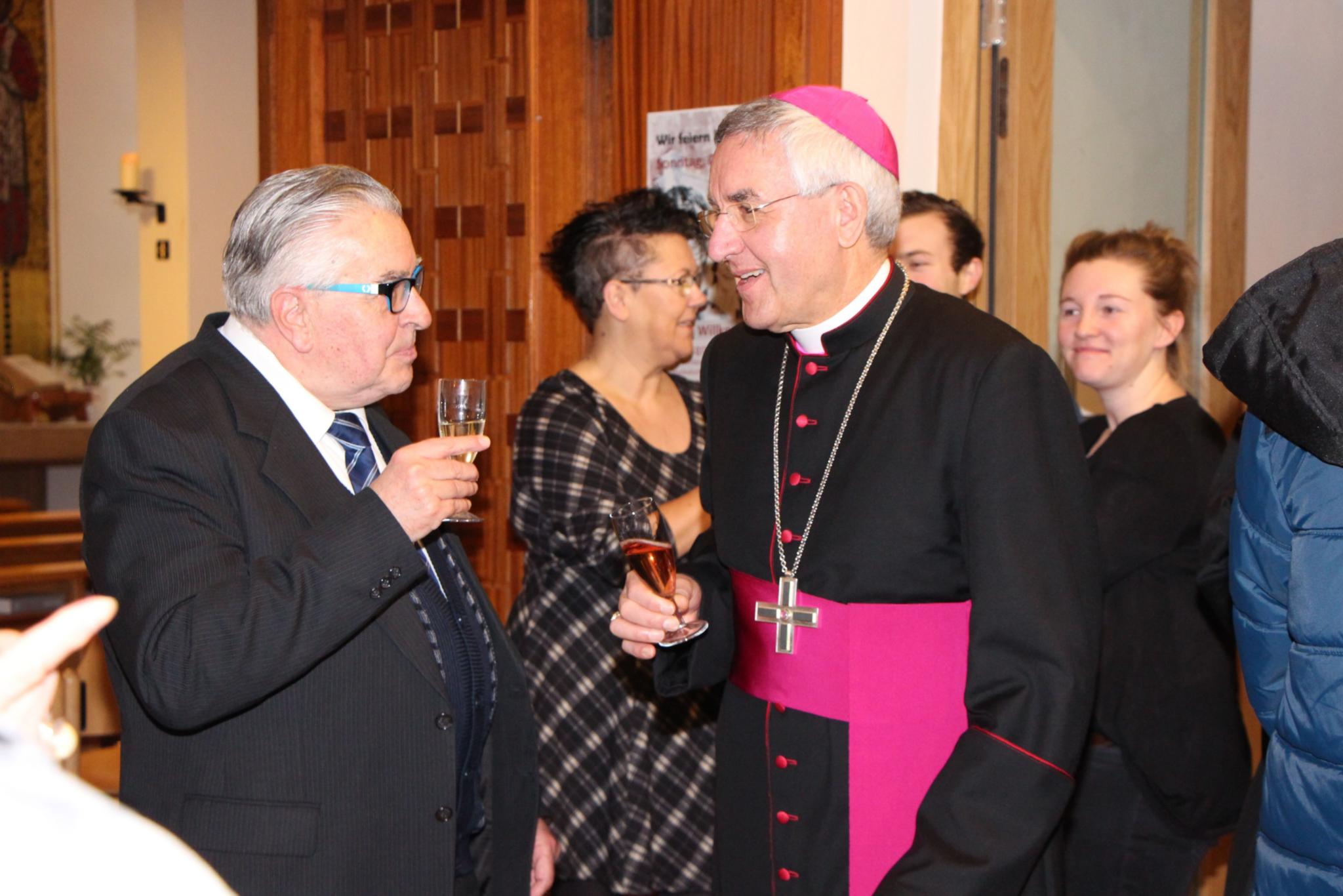 Begegnung im Atrium im Anschluss an den Gottesdienst zum Gedenken Don Boscos: Weihbischof Franz Josef Gebert (rechts) im Gespräch mit Bruder Kurt Steffens (links)