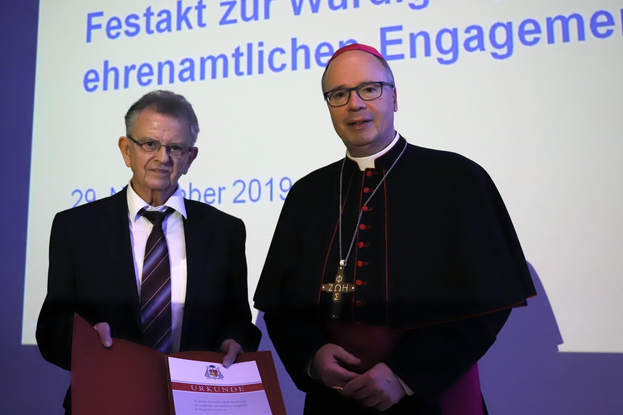 Helmut Probst (links) engagierte sich 46 Jahre lang im Finanzbereich der Kirchengemeinde