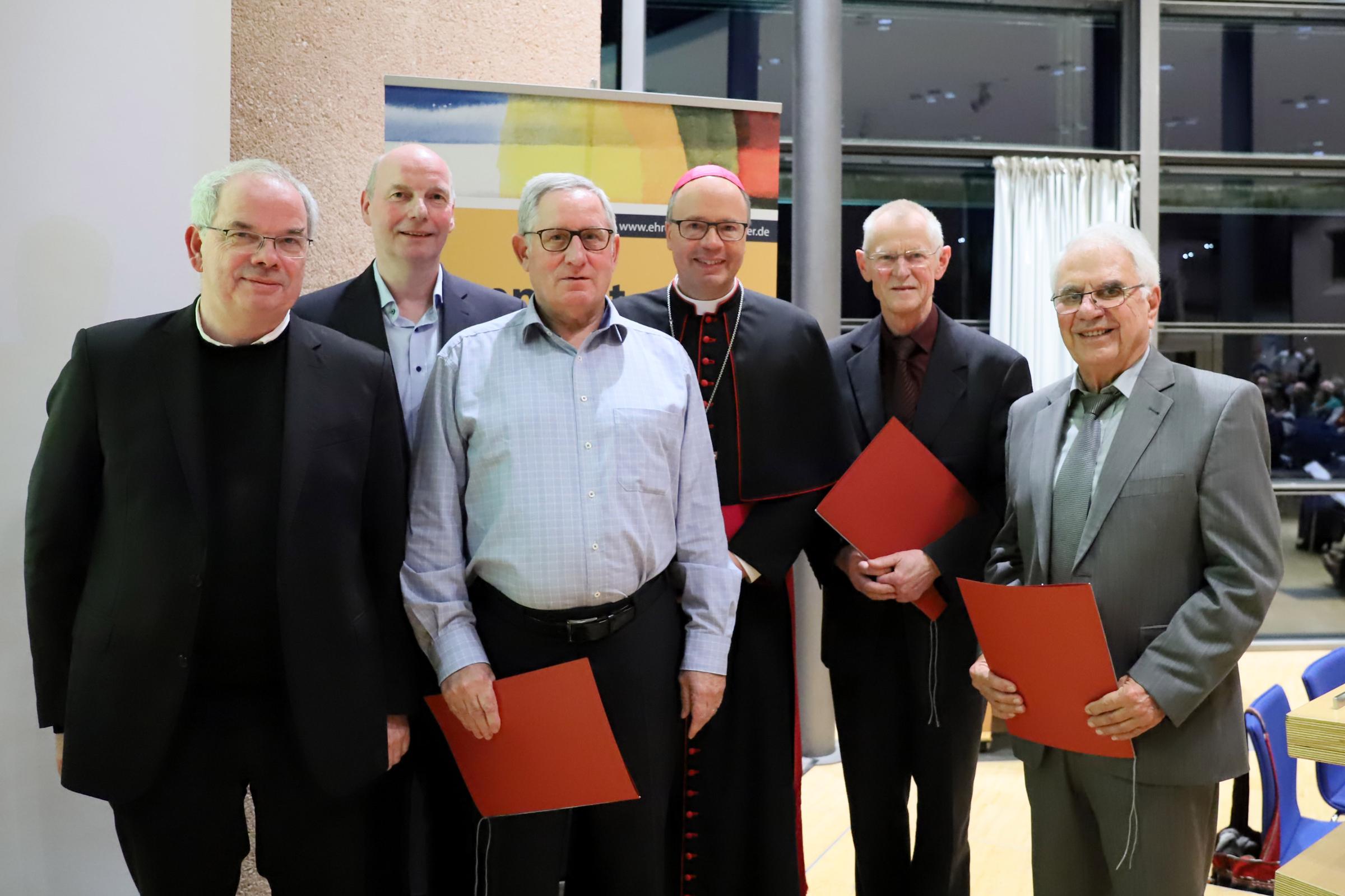 Vier Verwaltungsratsvorsitzende aus der Pfarreiengemeinschaft Saarburg erhielten die Dankesurkunde des Bistums