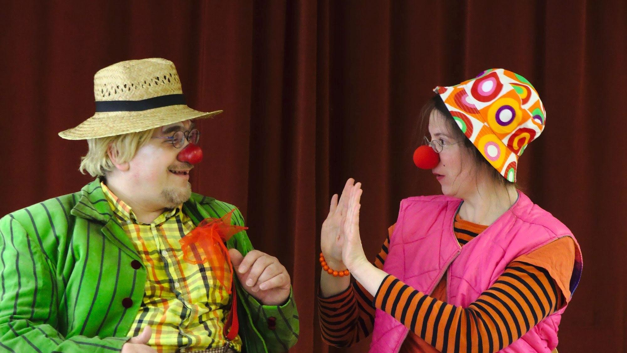 Die Clowns TomTom und Kiki Kokolores auf der Bühne (Foto: privat)