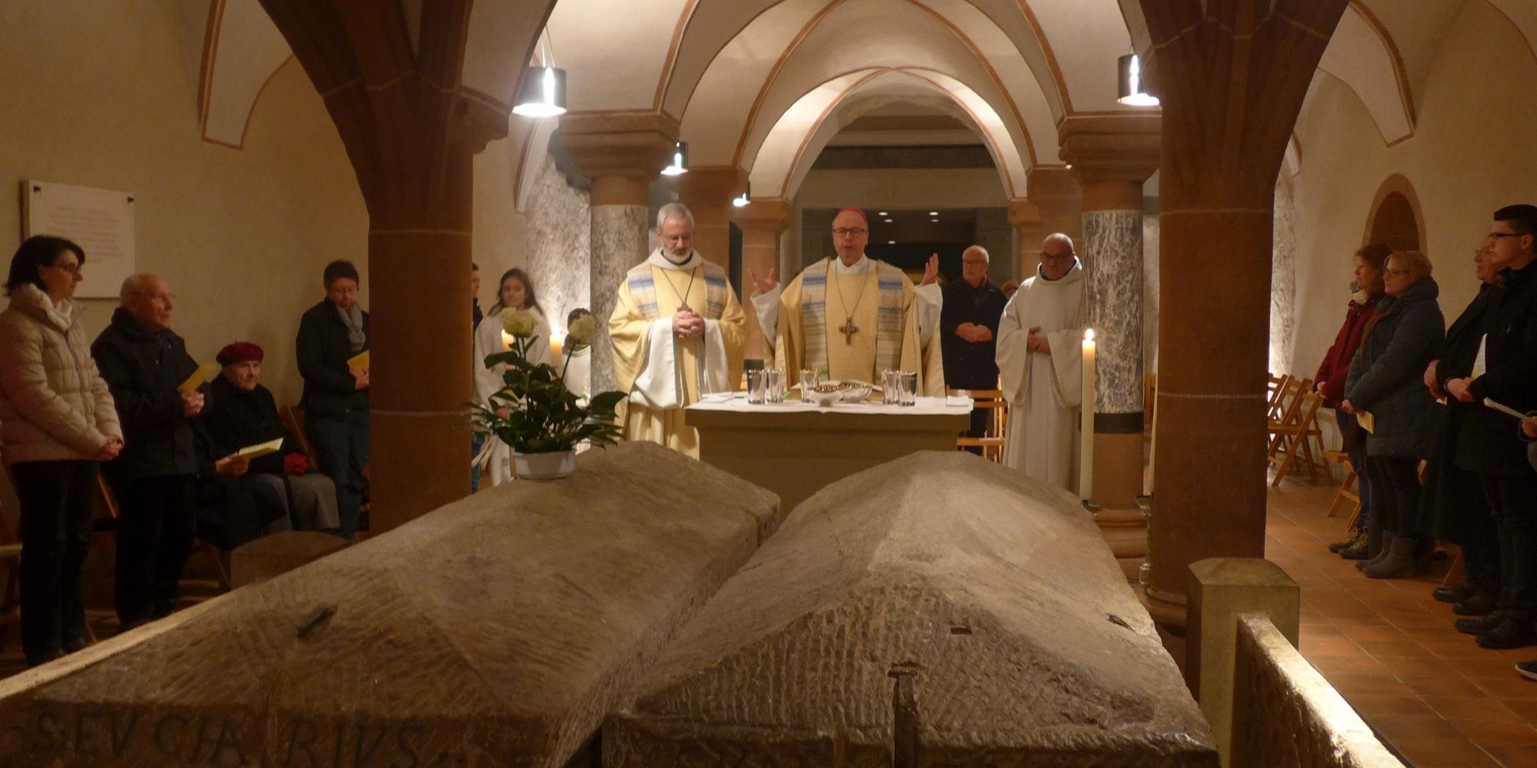 Bischof Ackermann betet am Grab von Bischof Eucharius