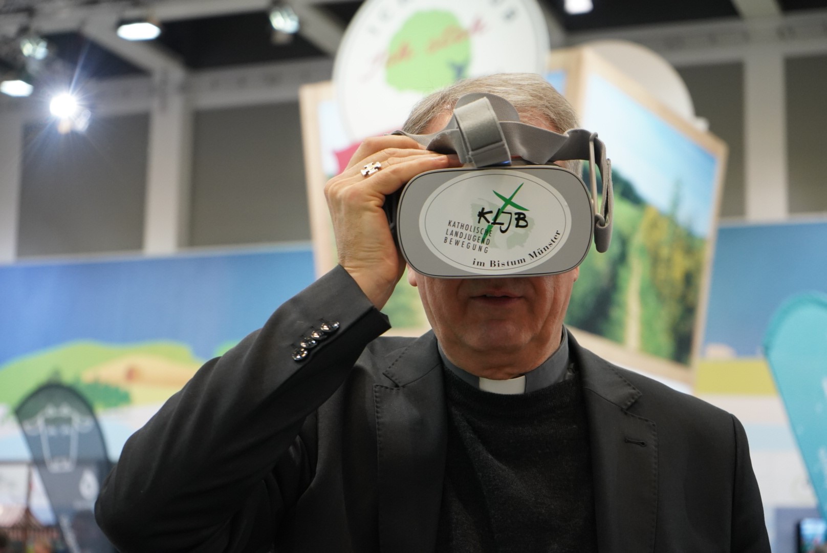 Weihbischof Peters blickt in die virtuelle Realität