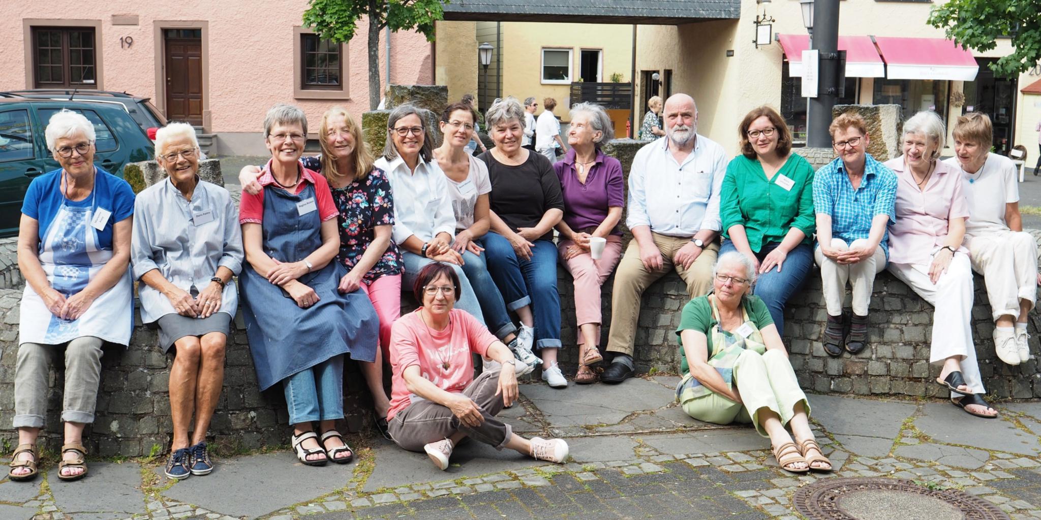 Die 14 Frauen gemeinsam mit Uwe Appold gegen Ende des zweiten Workshop-Tages in Hillesheim.