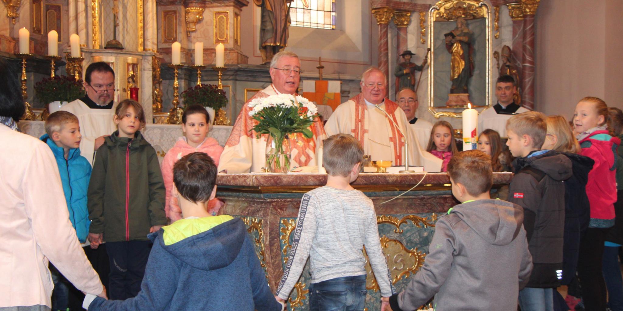 Beim Pontifikalamt mit Kardinal Jean-Claude Hollerich – hier an der Seite von Ortspfarrer Georg Josef Müller – versammelten sich die Kinder zum Vaterunser um den Altar der Pfarrkirche Waxweiler