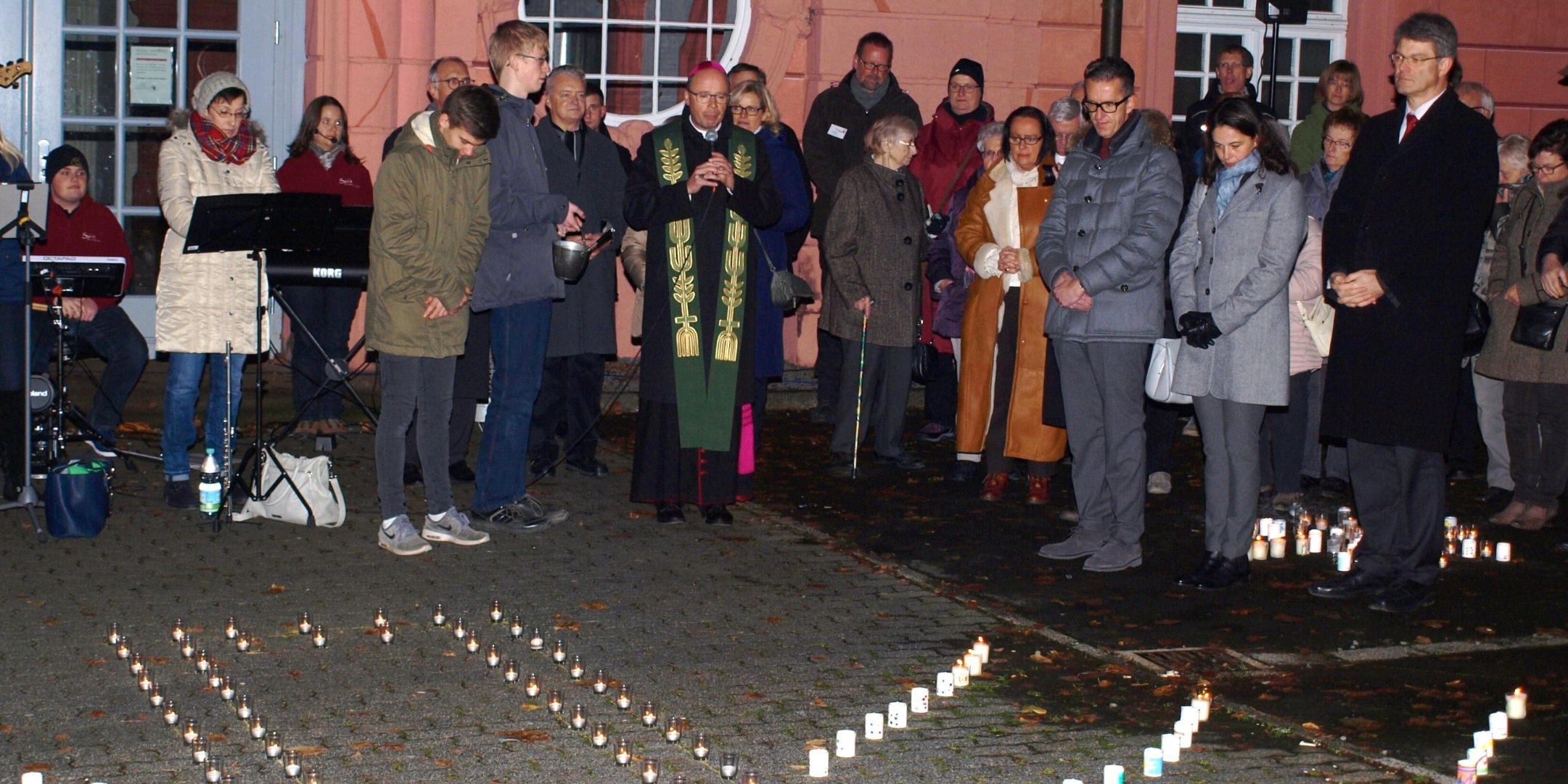 Bischof Dr. Stephan Ackermann segnet die Kerzen der Aktion „Eine Million Sterne“ auf dem Schulhof des Regino-Gymnasiums neben der Basilika in Prüm.