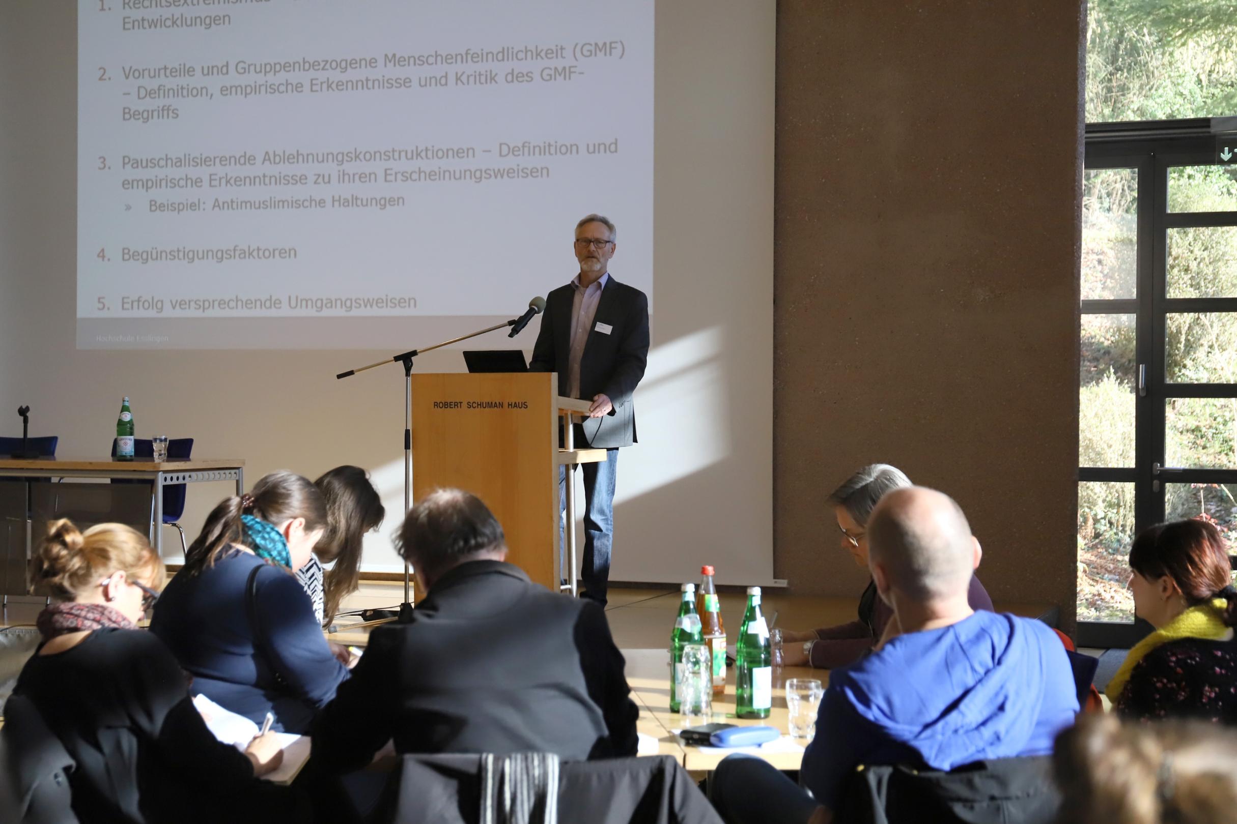 Professor Kurt Möller präsentierte in seinem Vortrag aktuelle Zahlen und Forschungskonzepte.