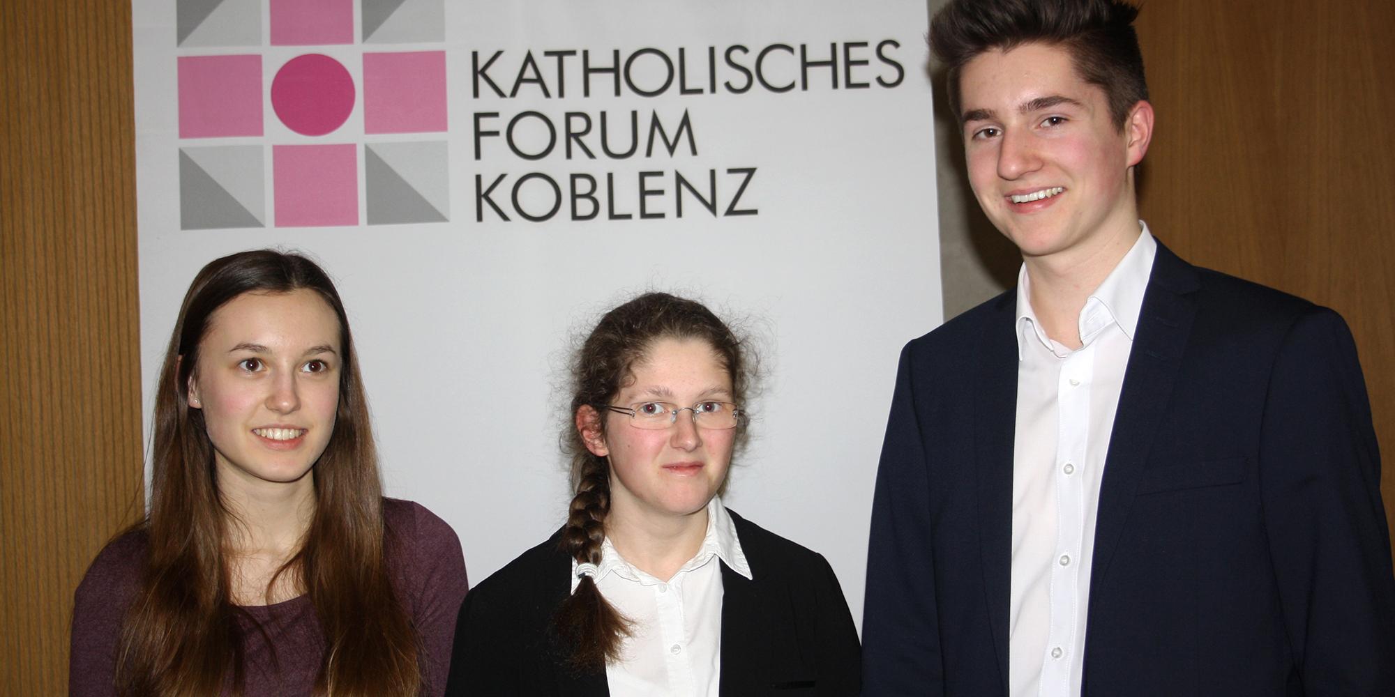 Rebecca Britz (von links), Sophie Wöhrle und Frederik Jaeger stellten ihre von einer Jury des Bischöflichen Cusanus Gymnasiums ausgzeichneten Facharbeiten vor.