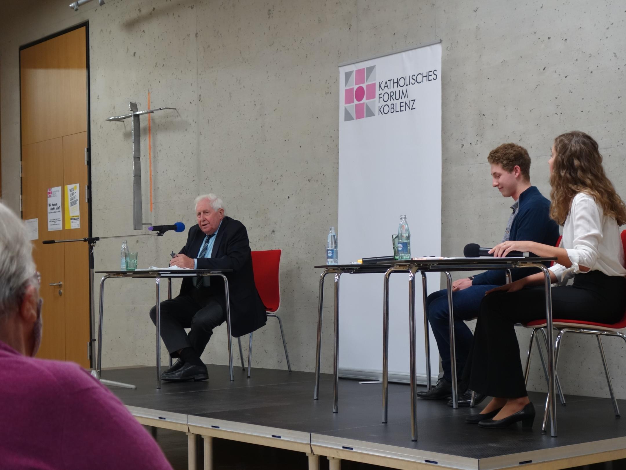 Bernhard Vogel im Gespräch mit Michael Schmengler und Svenja Gleis. Foto: Bistum Trier / Julia Fröder