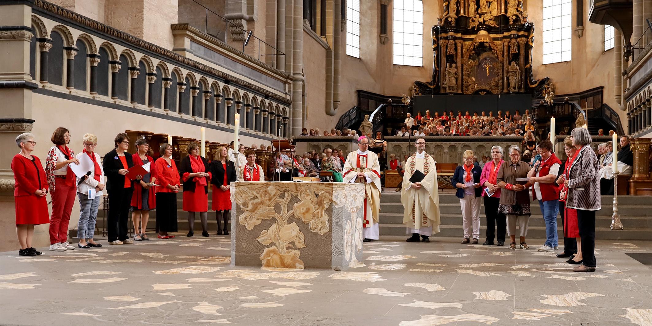 Rund 1200 Frauen und einige Männer feierten mit Bischof Ackermann einen Gottesdienst im Dom.