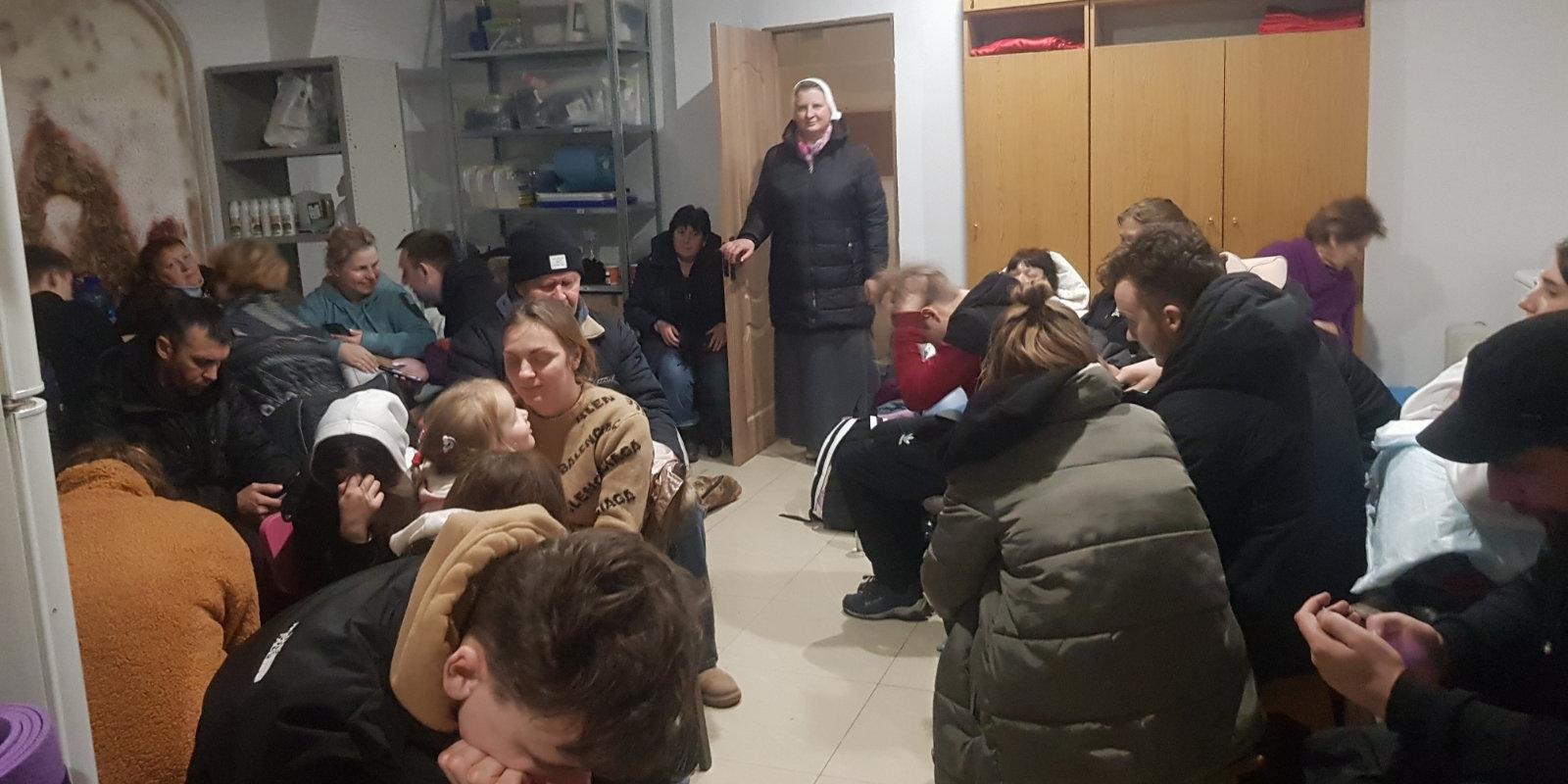 Die Leute in der Ukraine verstecken sich in einem Bunker (Foto: Caritas international)