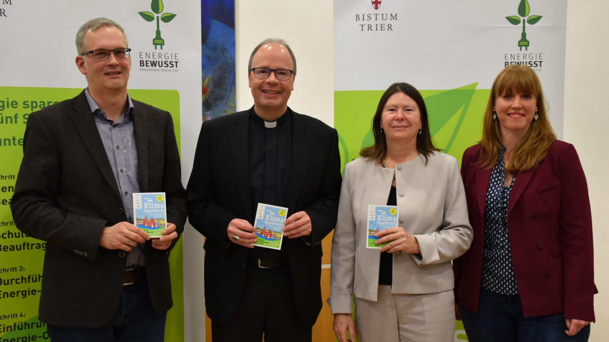 Achim Hill, Bischof Dr. Stephan Ackermann, Umweltministerin Ulrike Höfken und Sophie Lungershausen