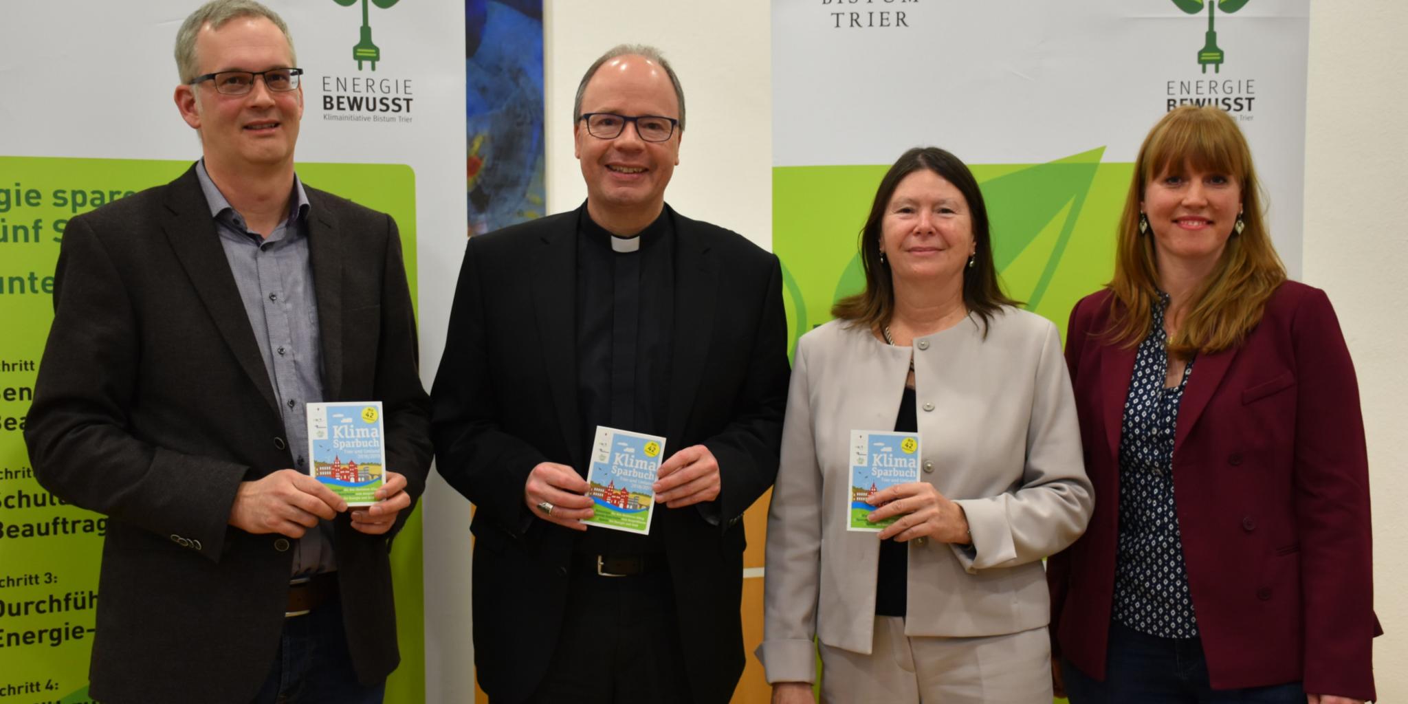 Achim Hill, Bischof Dr. Stephan Ackermann, Umweltministerin Ulrike Höfken und Sophie Lungershausen