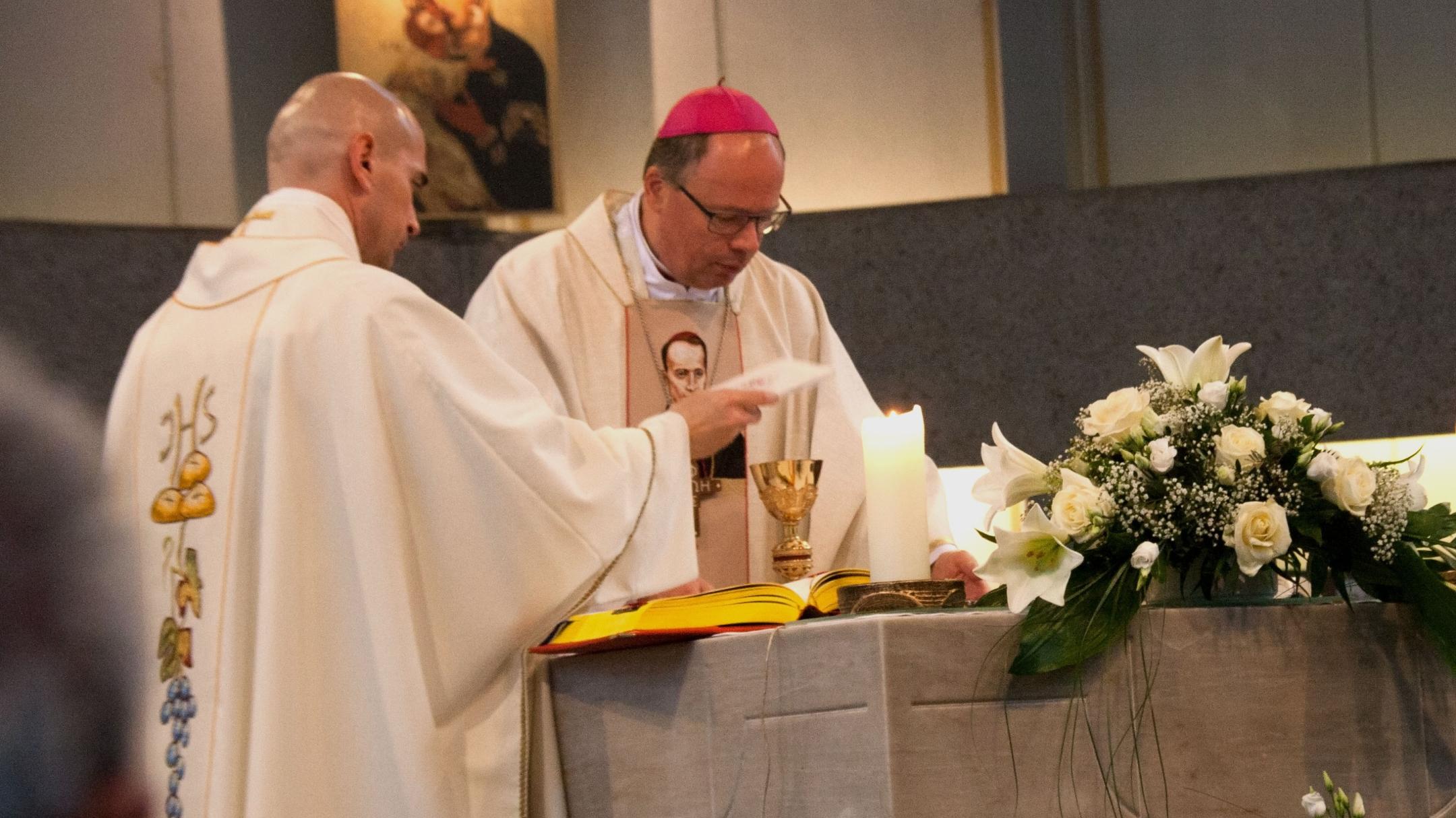 Gemeinsam am Altar: der kroatische Pfarrer Zadravec (links) und Bischof Ackermann.