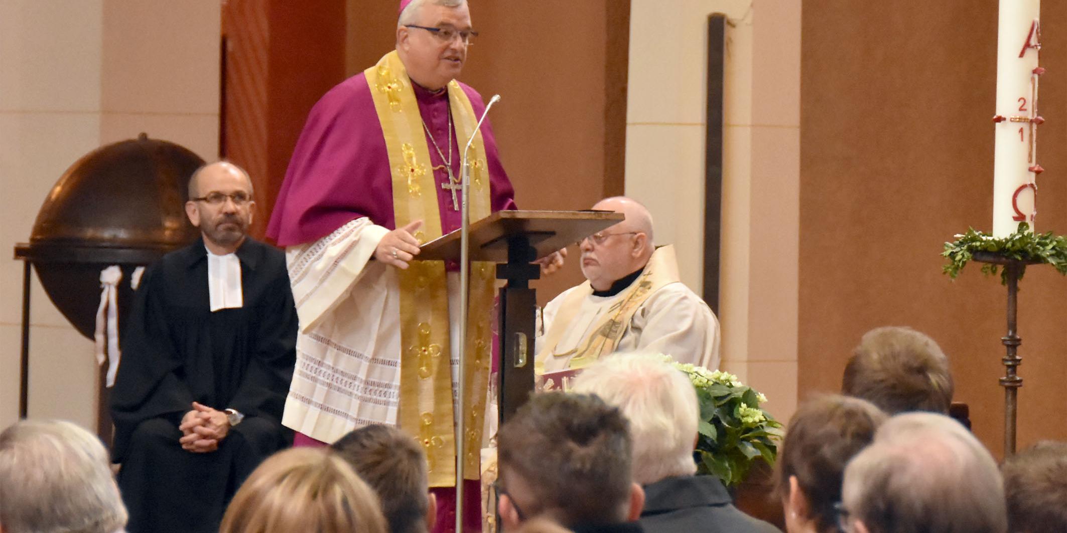 Bischof Dr. Karl-Heinz Wiesemann, Bischof von Speyer während der Predigt. Hinter ihm sitzen Präses Rekowski (l.) und Prälat Prassel (r.)