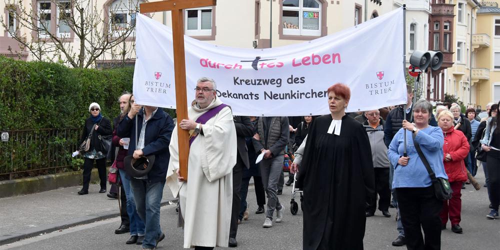 Pfarrerin Britt Goedeking und Diakon Oswald Jenni führen den ökumenischen Kreuzweg 'Durchkreuztes Leben' durch die Neunkircher Innenstadt