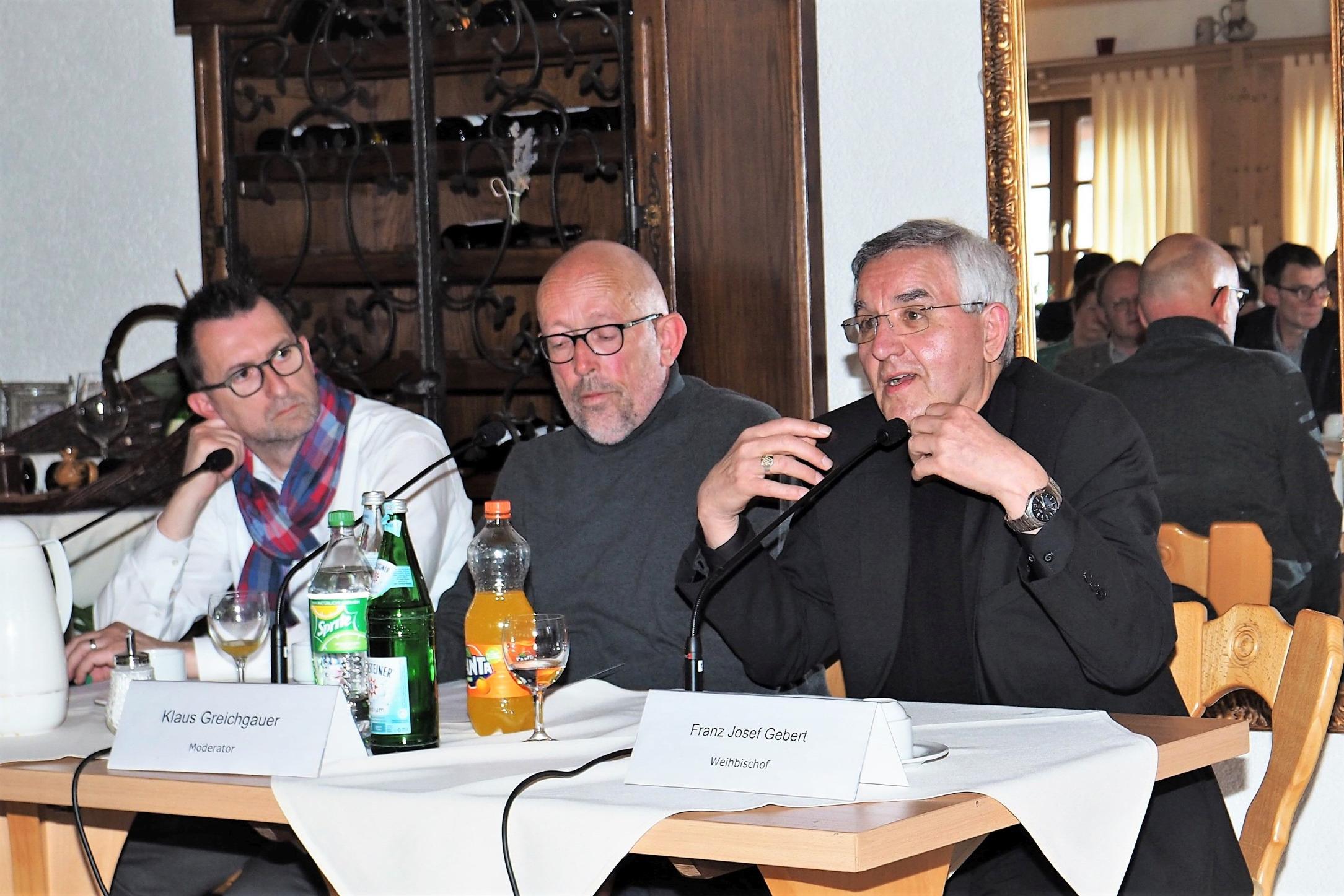 Weihbischof Franz Josef Gebert (rechts) und der saarländische Minister für Umwelt und Verbraucherschutz, Reinhold Jost (links), stellen sich den Fragen von Moderator Klaus Greichgauer und aus dem Publikum.