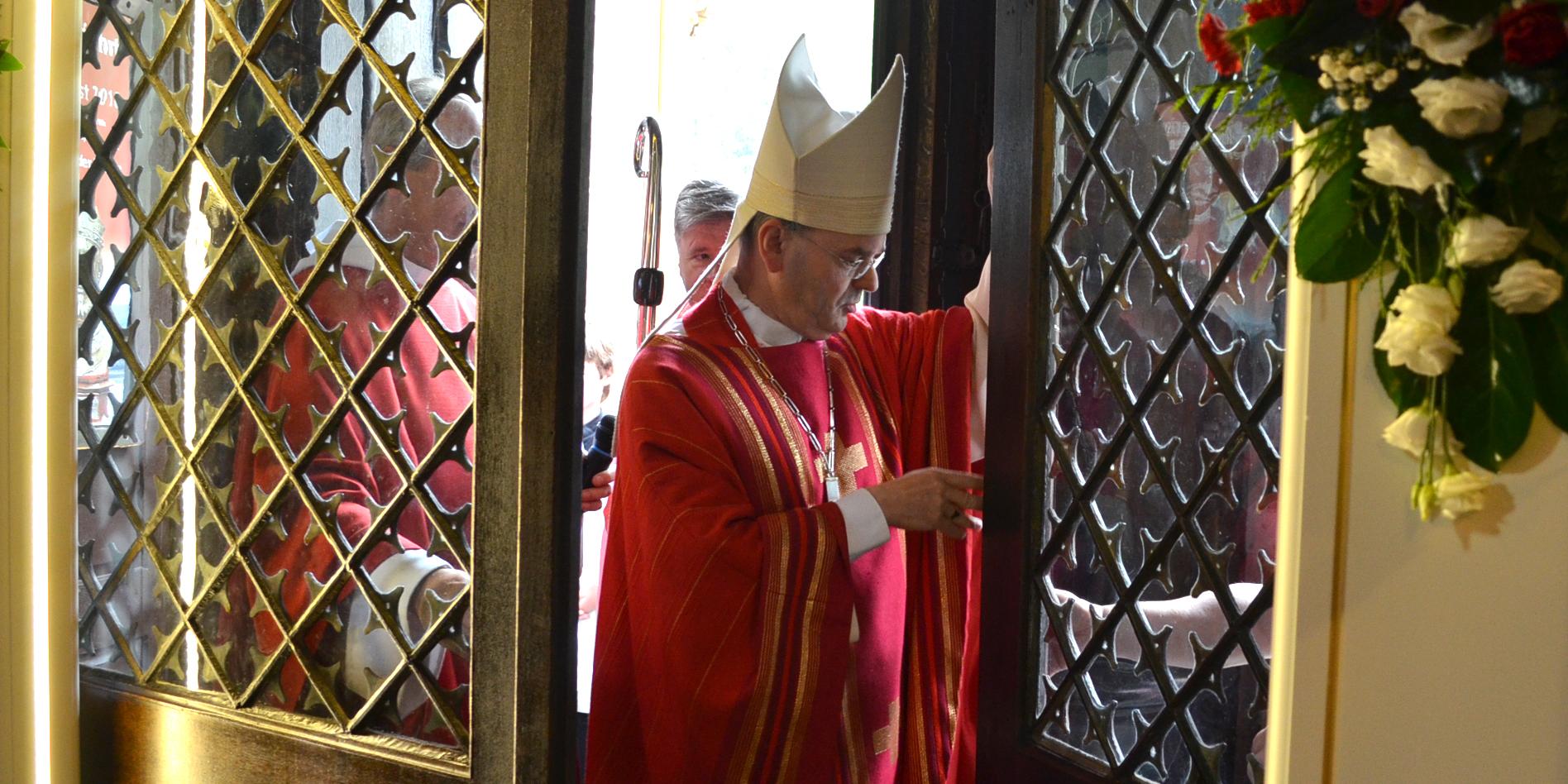 Weihbischof Brahm öffnet die Heilige Pforte