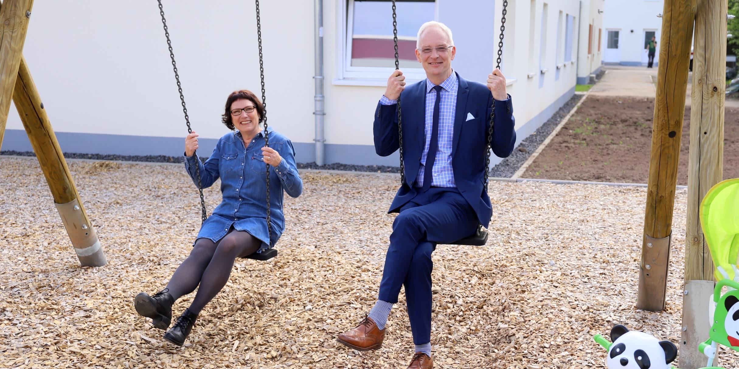 SkF-Geschäftsführerin Regina Bergmann und OB Wolfram Leibe auf dem Spielgeländee des frisch sanierten Hauses Annastift für Mütter und Kinder.