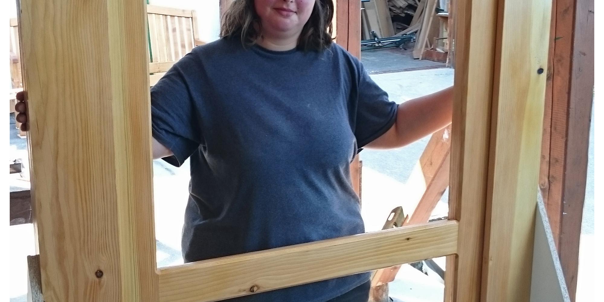 Lisa Knabe mit ihrem Gesellenstück: einer massiven Türe aus Douglasie, in die später noch Glas eingesetzt wurde und die jetzt in ihrem Elternhaus steht.