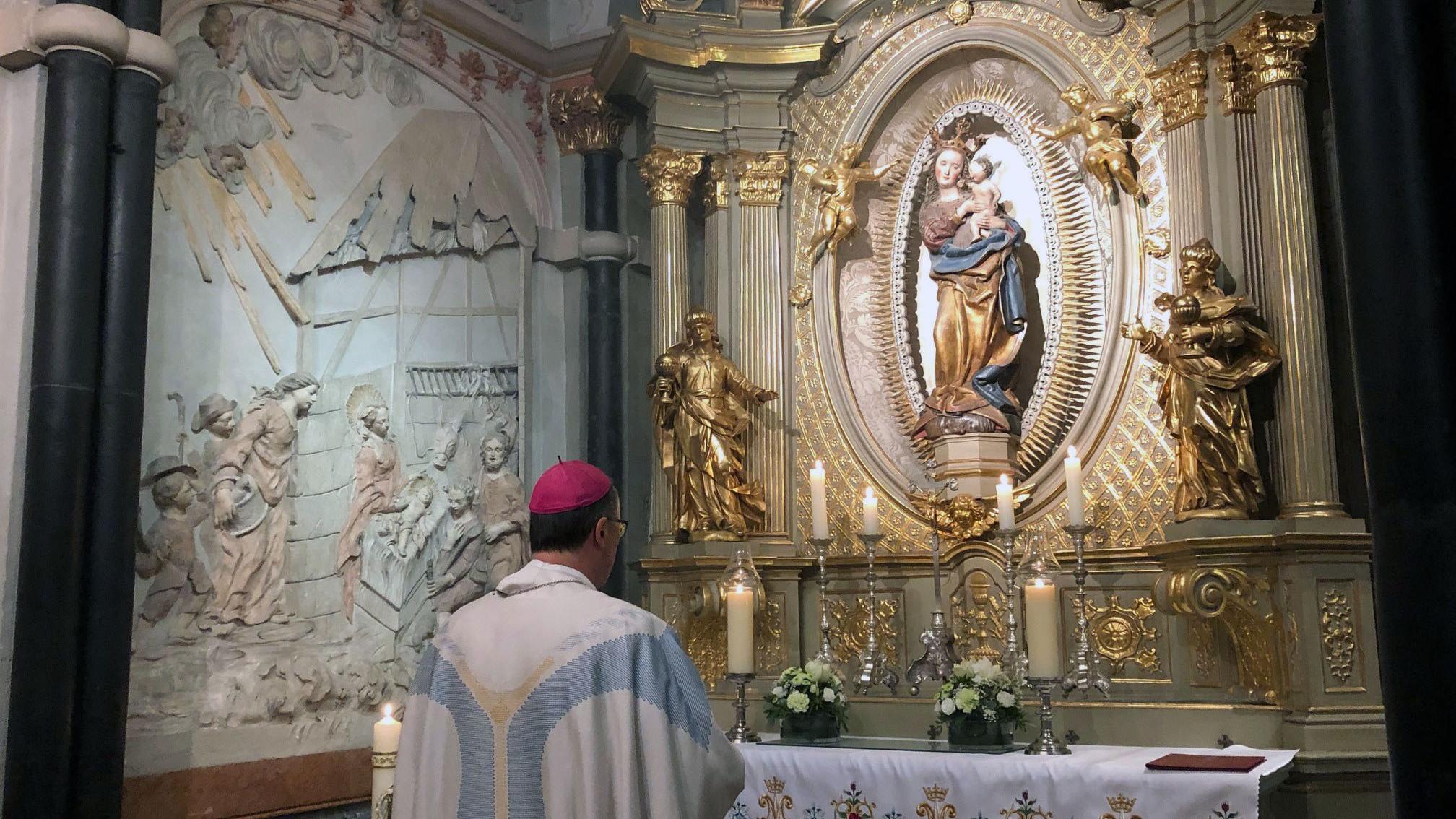 Nach dem Gottesdienst betete Bischof am Marienaltar im Dom (Fotos: Judith Rupp/Bistum Trier)