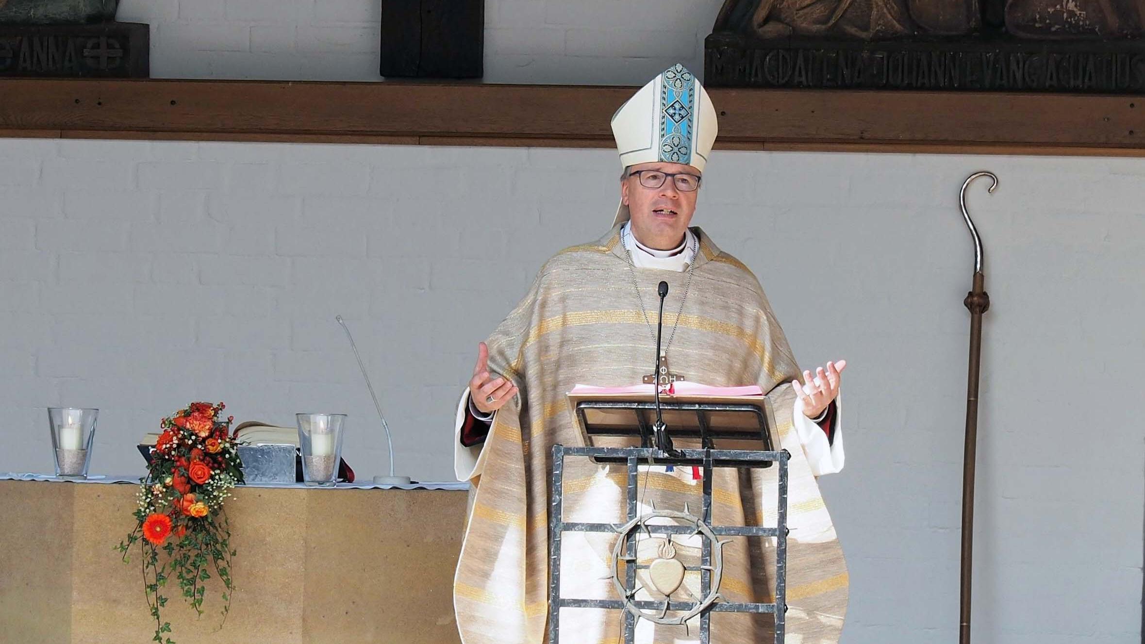 Bischof Dr. Stephan Ackermann bei seiner Predigt in der Freiluftkirche von Maria Martental. (Foto: Stefan Endres/Bistum Trier)