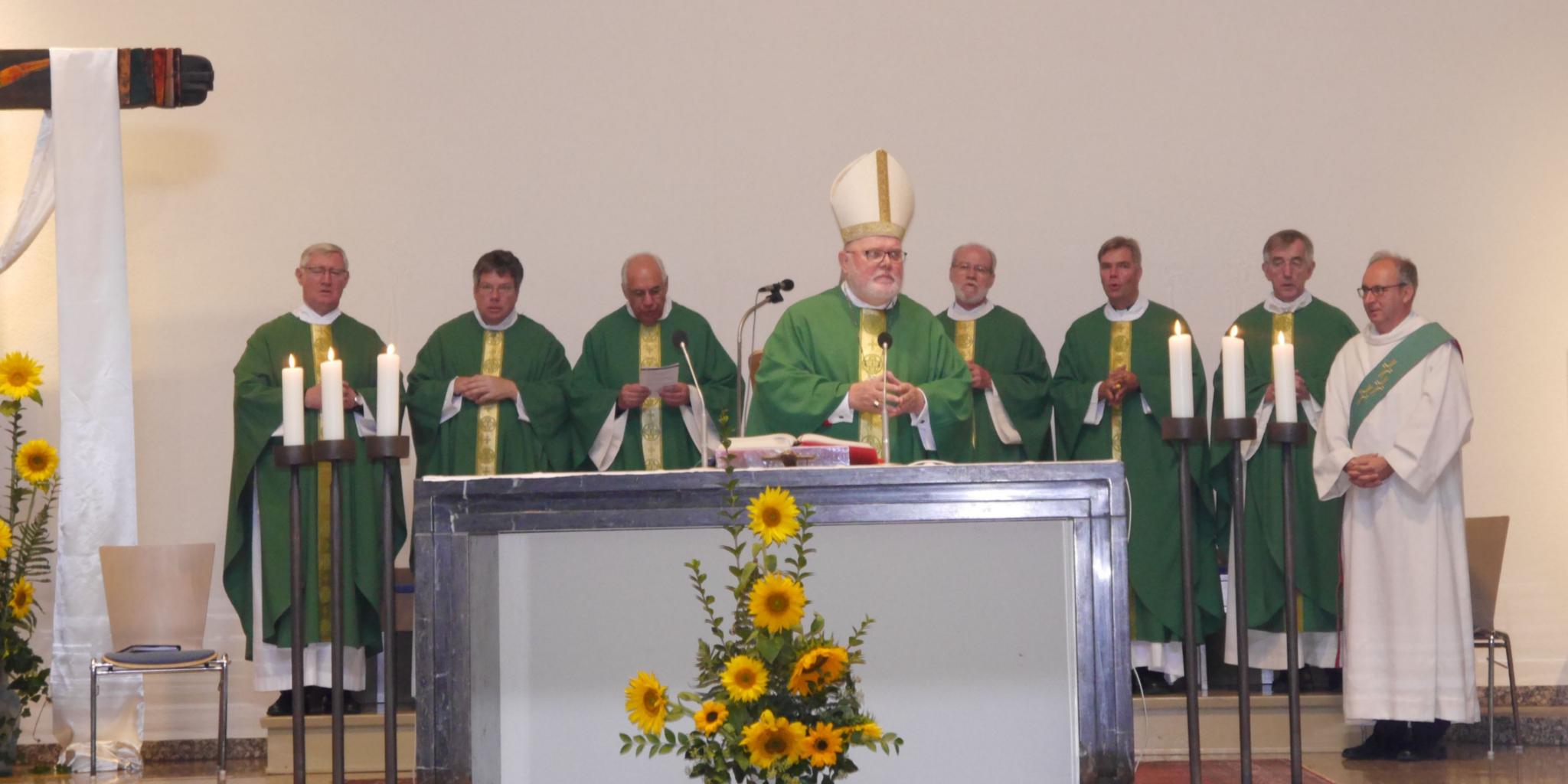 Kardinal Reinhard Marx (Mitte) beim Gottesdienst in Schönstatt.