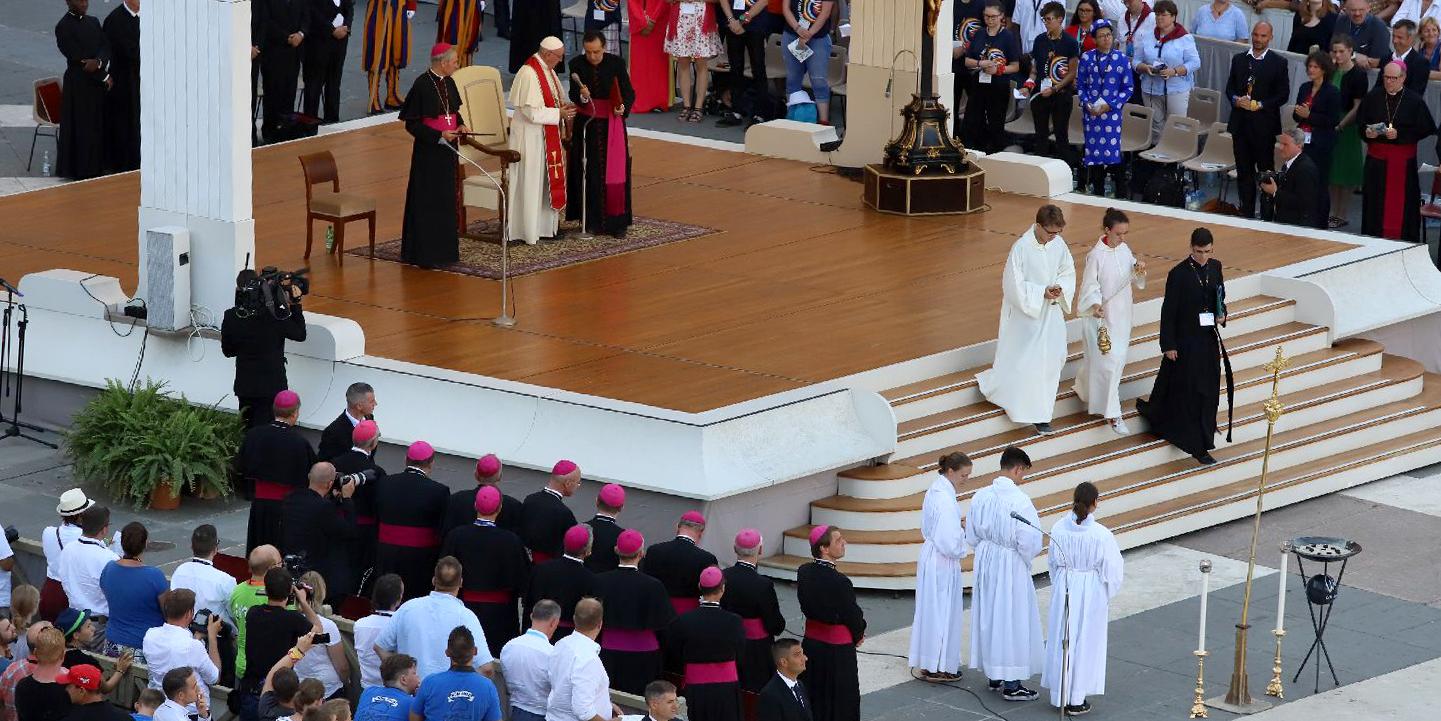 Papst Franziskus rief den Tausenden Ministranten zu, sie mögen sich für den Frieden einsetzen.