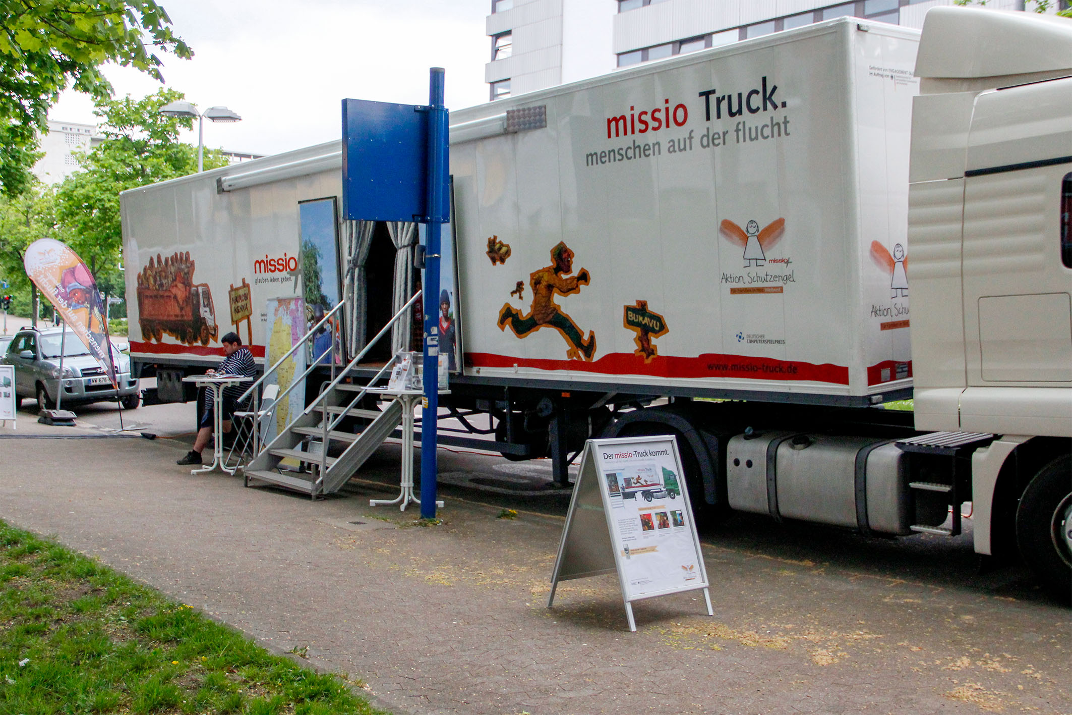 Der missio-Truck vor der Marienschule in Saarbrücken.