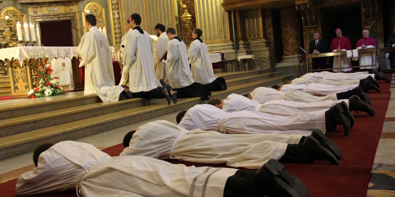 Bei der Priesterweihe in s. Ignacio in Rom (Oktober 2016) liegen die Kandidaten während der Litanei am Boden.
