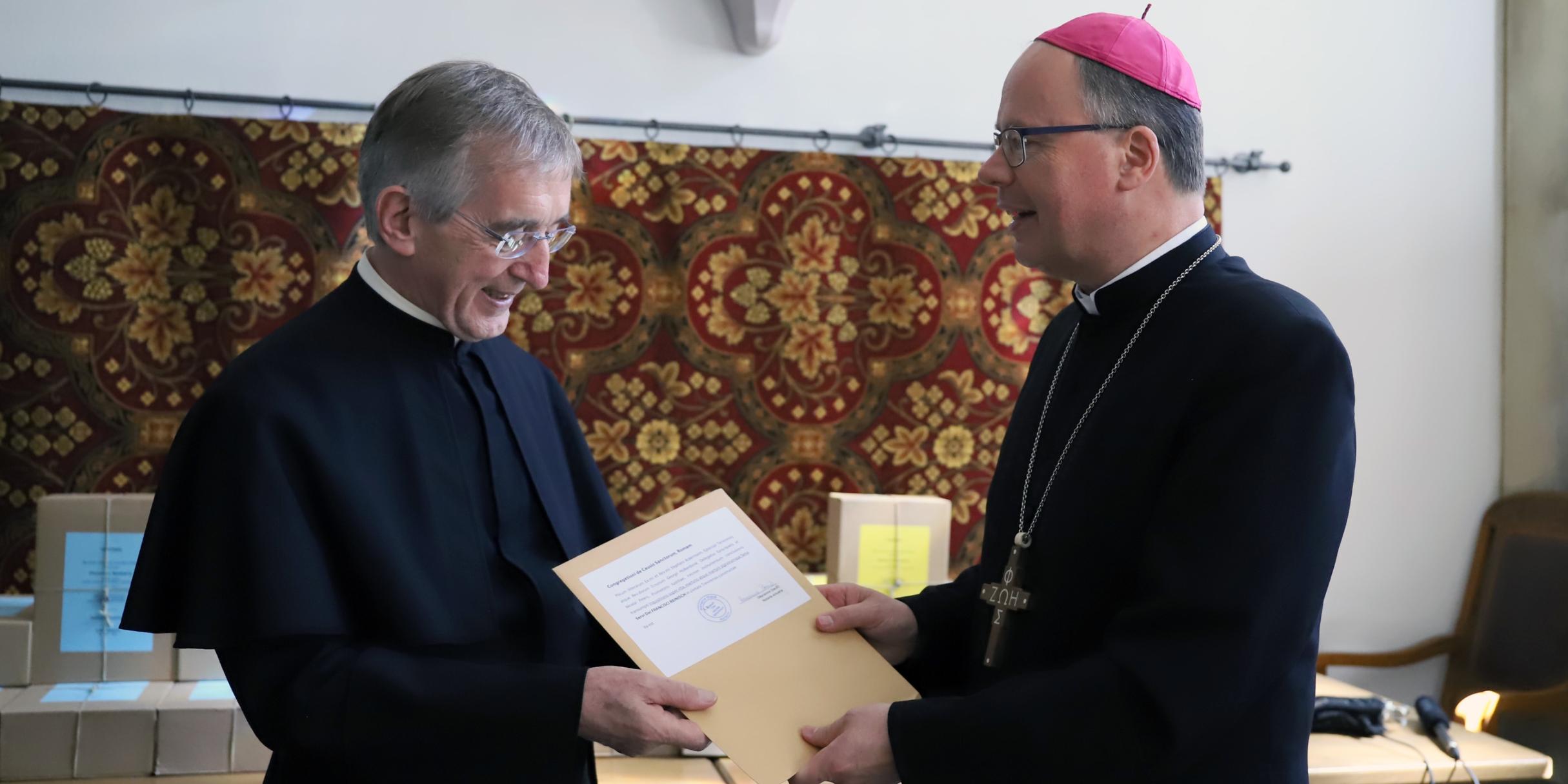 Bischof Ackermann beauftragt den Postulator des Seligsprechungsverfahren, Pater Heribert Niederschlag, die Dokumente unbeschadet und nach bestem Gewissen nach Rom zu bringen.