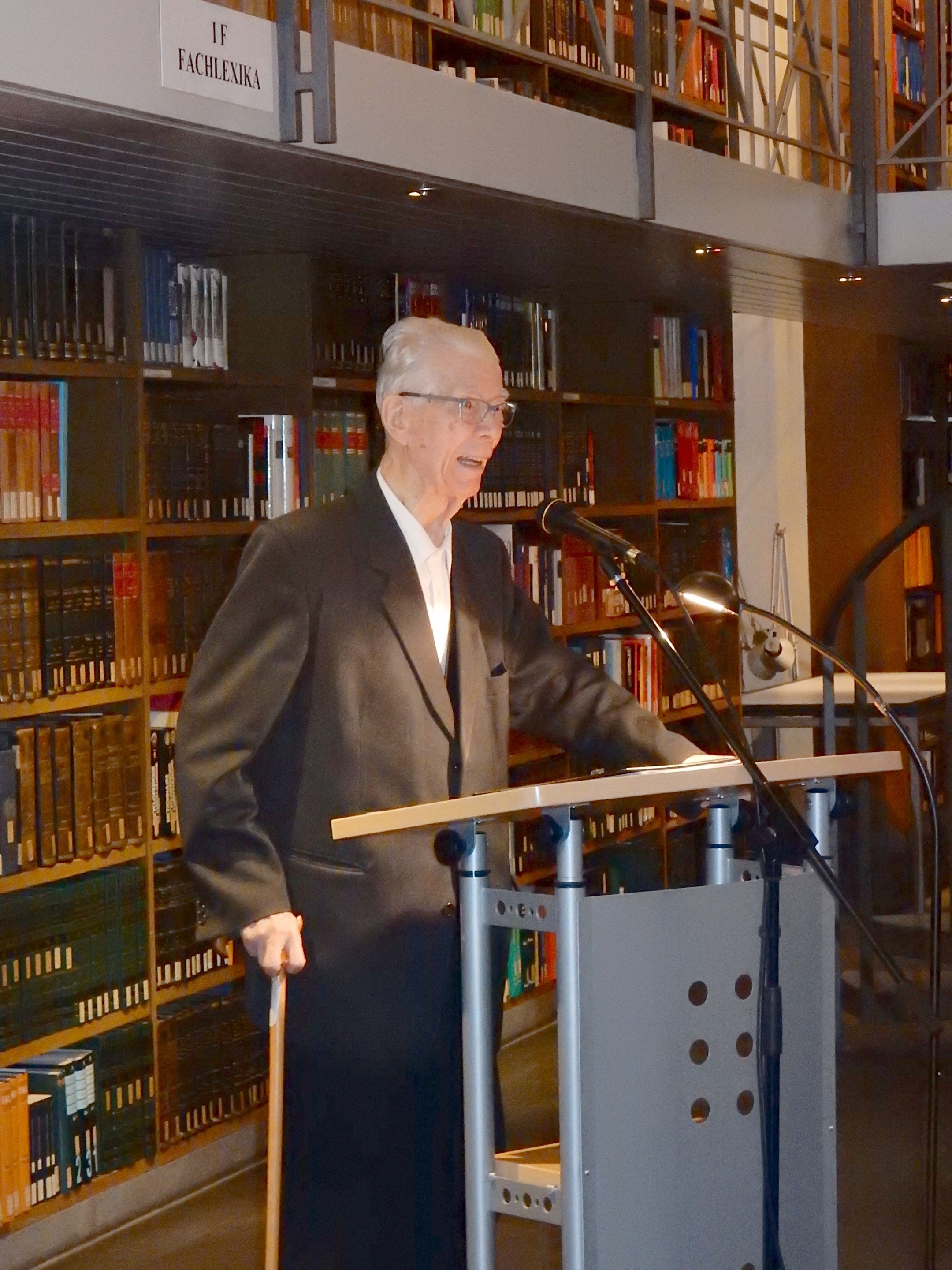 Prof. Dr. Dr. Franz Ronig bei einem Vortrag im Trierer Priesterseminar (Foto: Bibliothek des Priesterseminars)