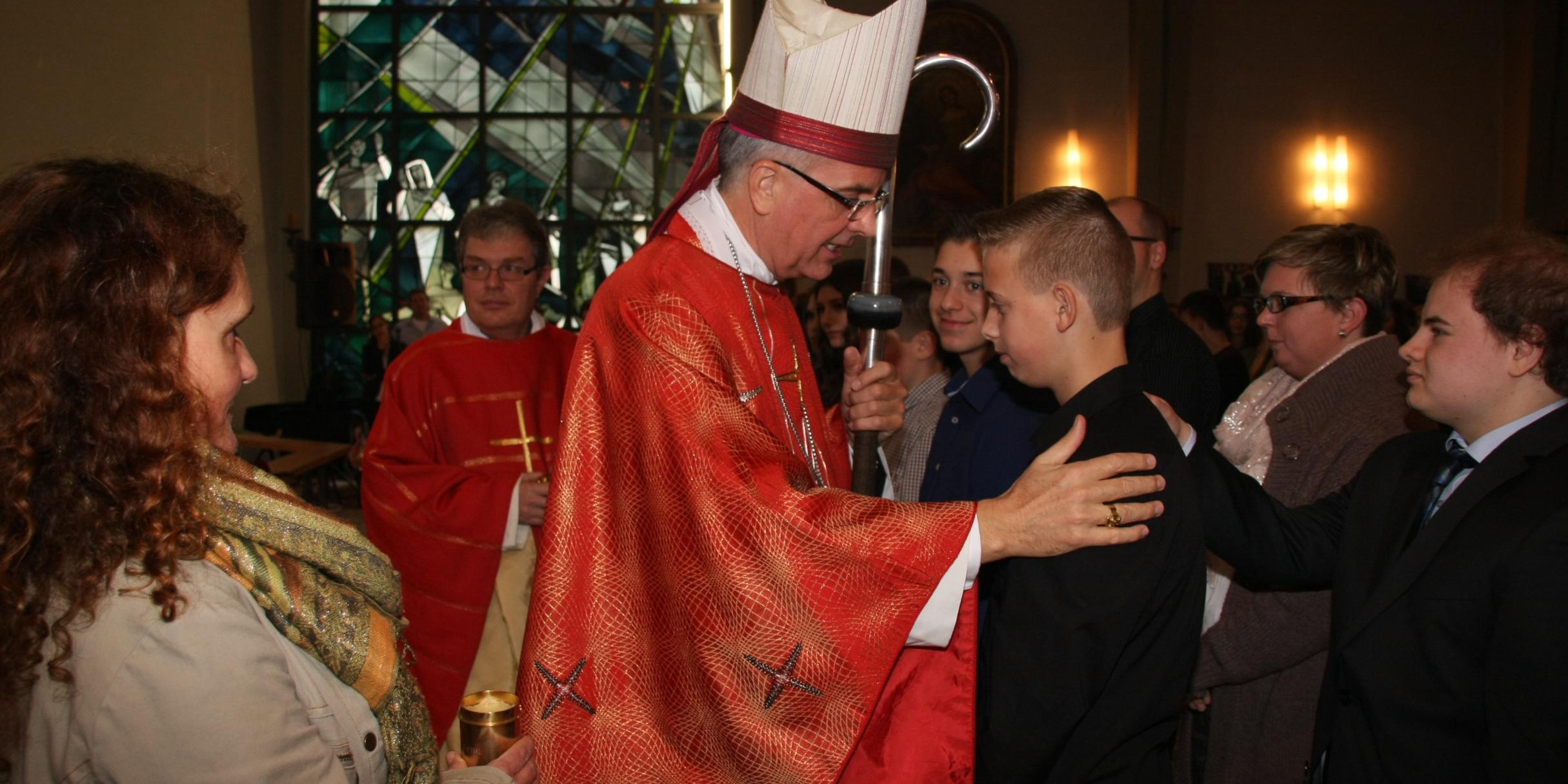 Weihbischof Peters bei einer seiner früheren Firmreisen in Saffig.