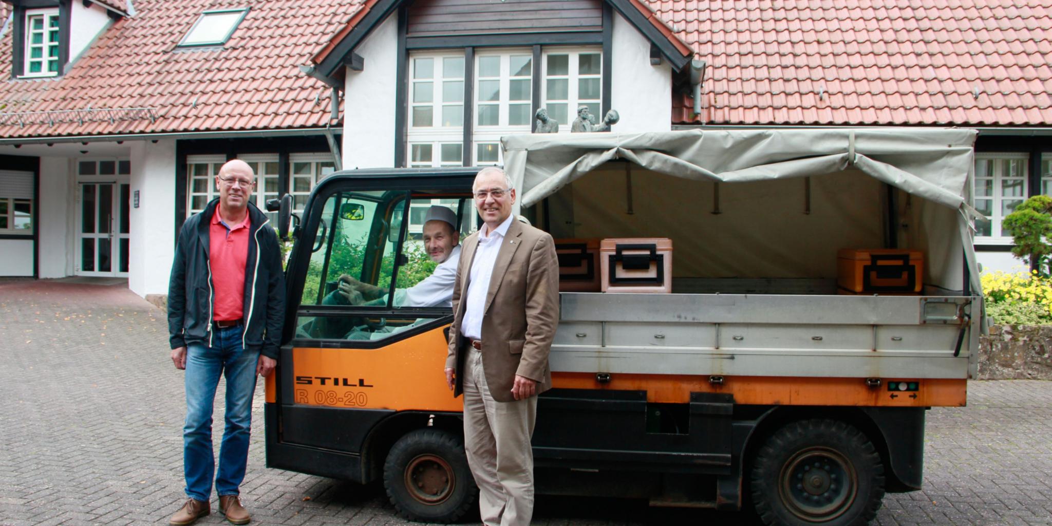 Der technische Leiter Dietmar Bender (links) und der Hausobere Werner Schmitz (rechts) setzen auf Umweltschutz und Nachhaltigkeit. Dazu gehört unter anderem eine Flotte von Elektrofahrzeugen auf dem Schönfelderhof.