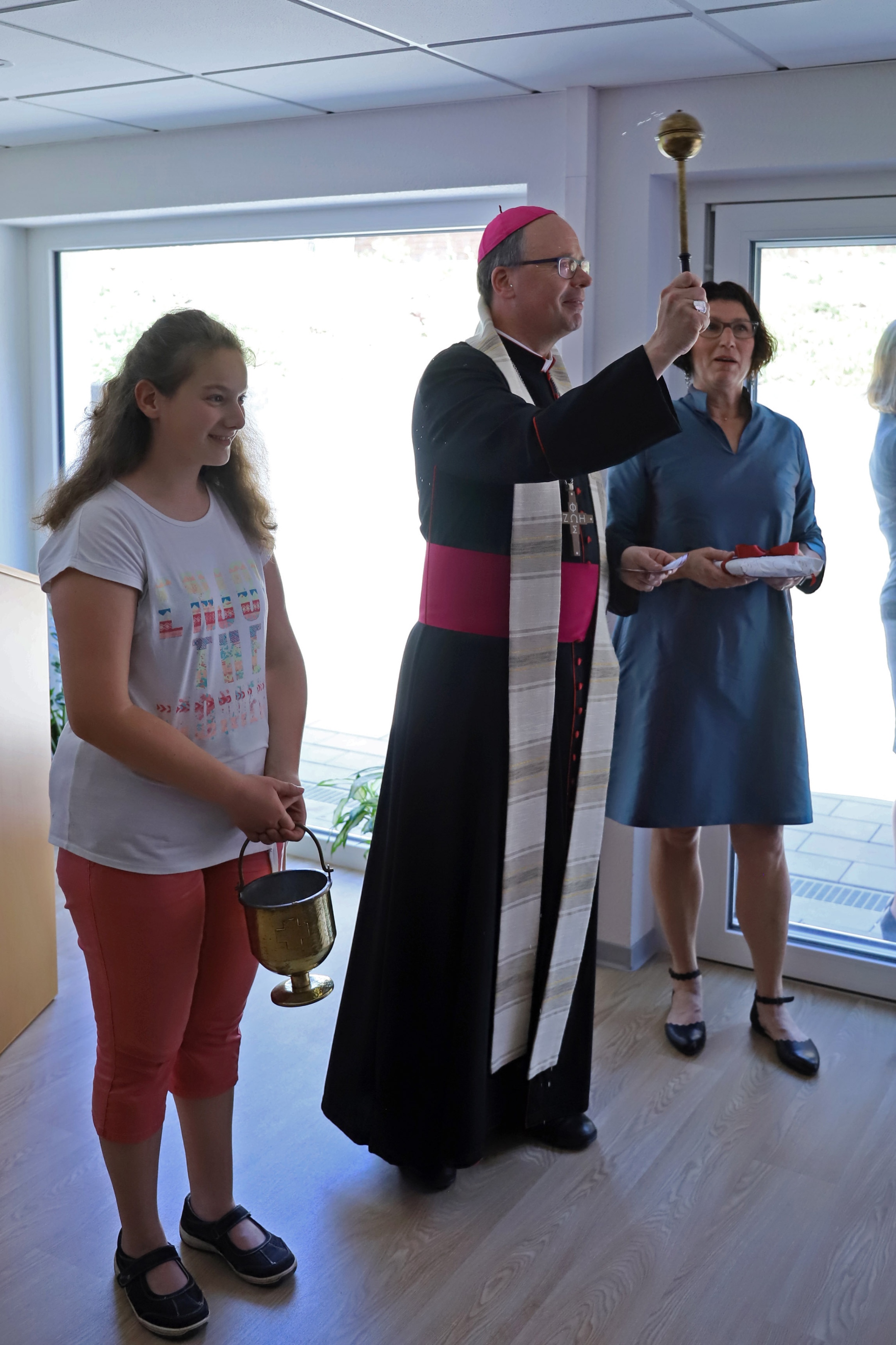 Bischof Ackermann segnet die neuen Räume