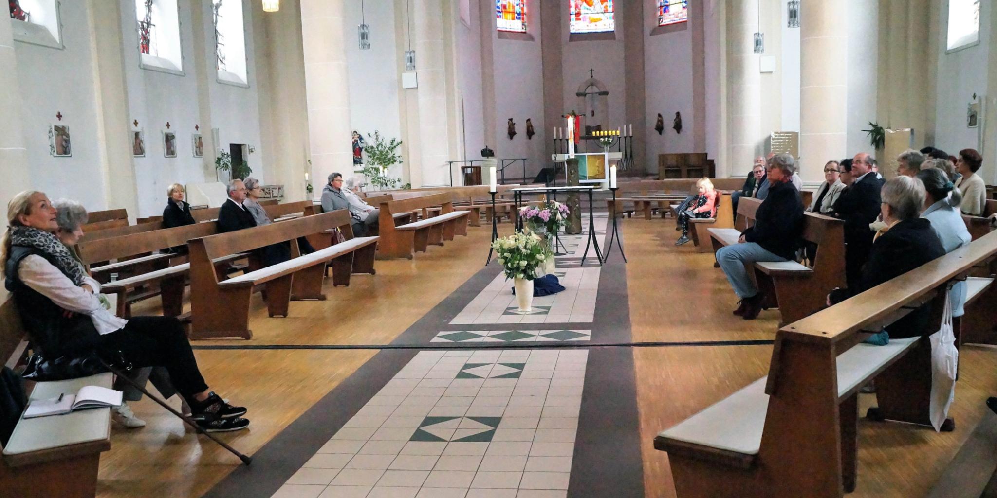 Anders stehen beim Sredna-Projekt auch die Kirchenbänke in der Herz-Jesu-Kirche, so dass sich die Menschen anschauen können.