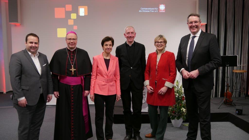 Diözesan-Caritasdirektorin Dr. Birgit Kugel (3. Von links) mit Minister Dr. Jung, Bischof Dr. Ackermann, Domkapitular Welter, Eva Maria Welskop-Deffaa und Minister Schweitzer (von links). (Foto: Gaby Jacquemoth/DiCV Trier)