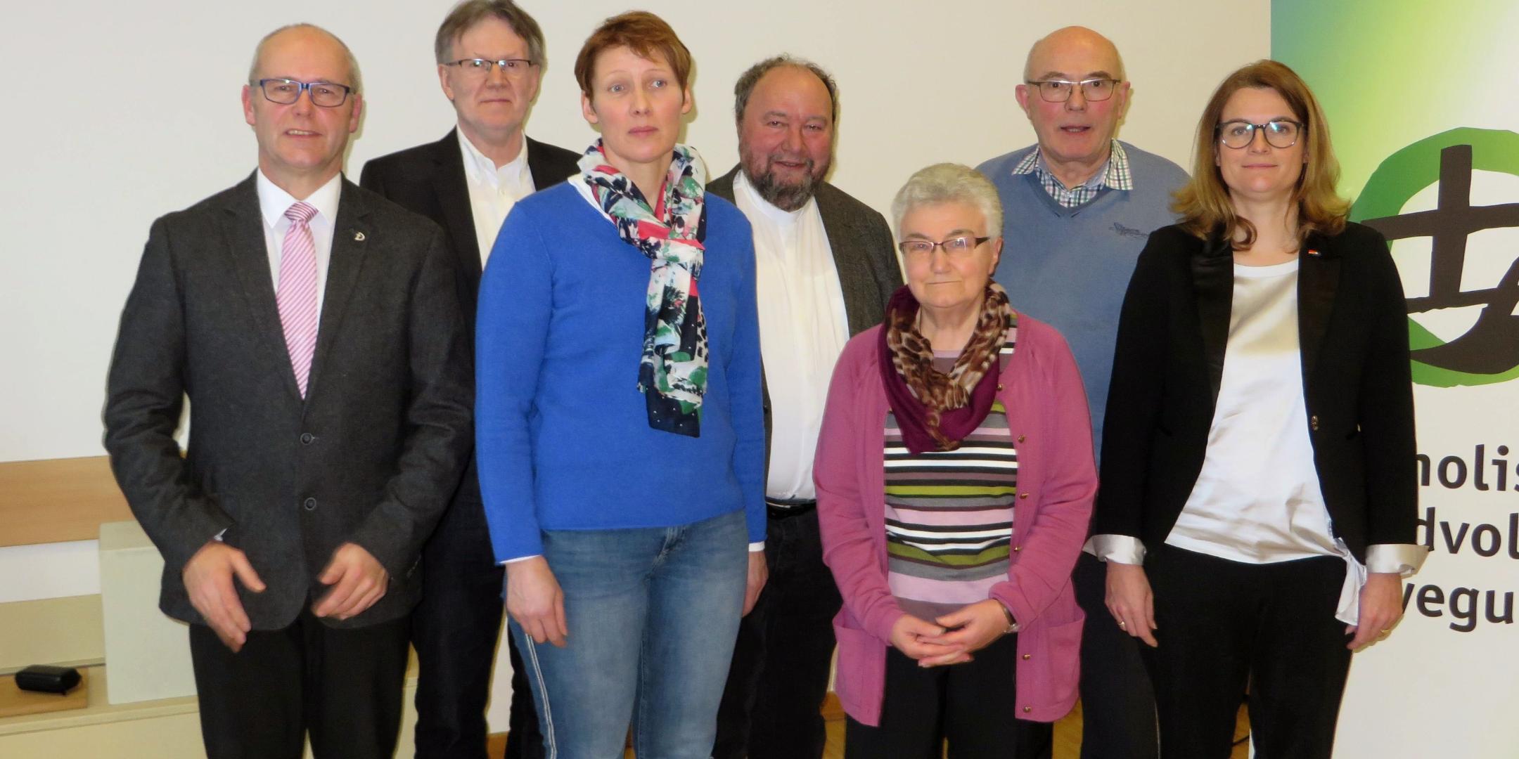 Der Vorstand der Katholischen Landvolkbewegung mit den Gästen Simone Thiel und Richard Zirbes, Beigeordneter der VGV Wittlich-Land.