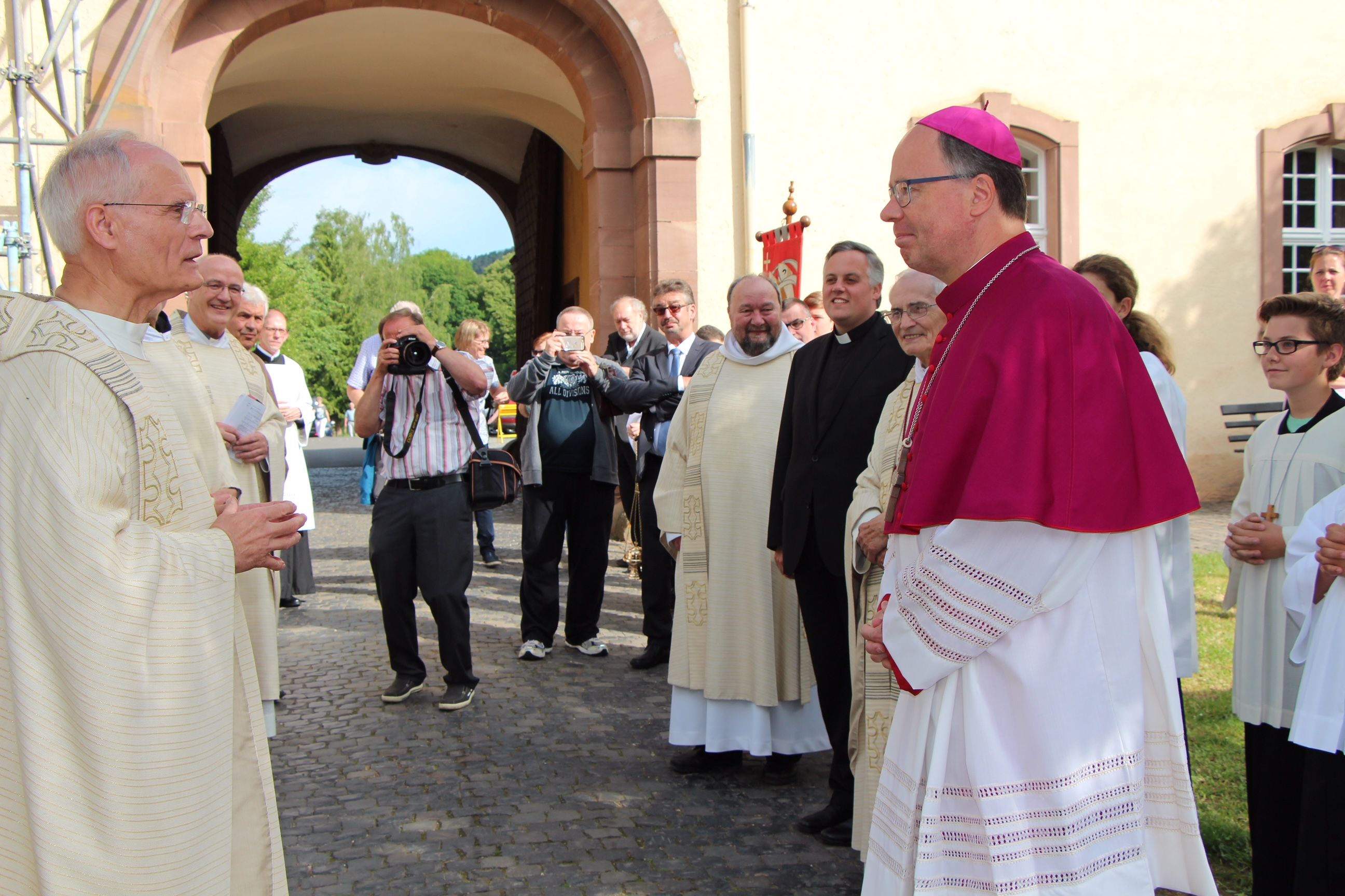 Kirchenrektor Prof. Dr. Reinhold Bohlen (links) begrüßt Bischof Ackermann