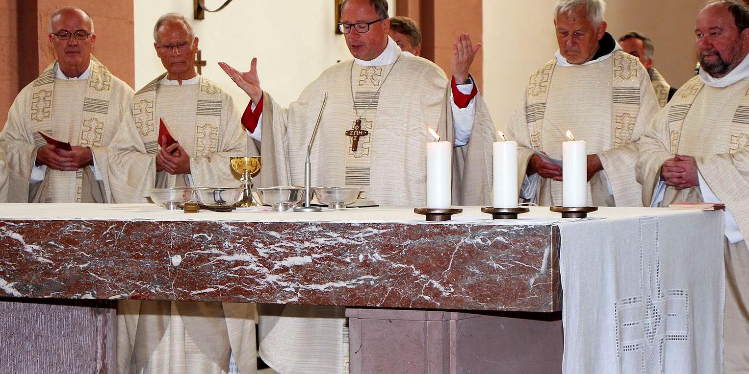 Am Altar an der Seite des Bischofs: (von links) Pfarrer Rudolf Heck, Professor Dr. Reinhold Bohlen, Pater Stephan Senge, Pfarrer Klaus Bender