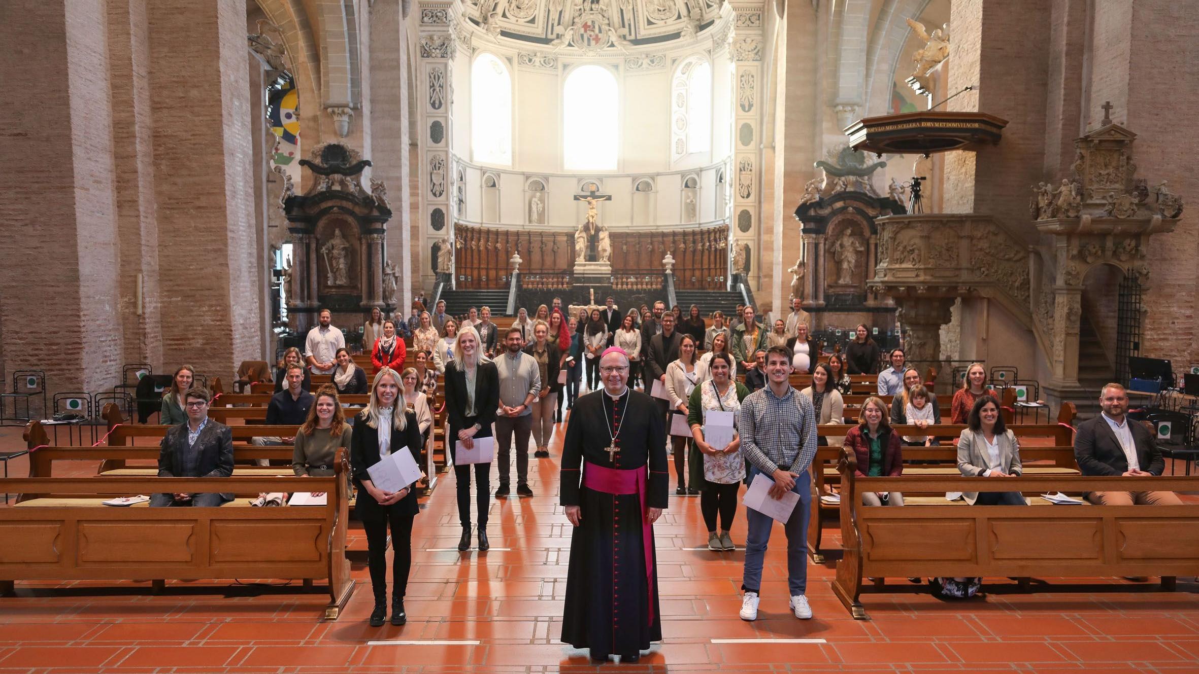 Bischof Ackermann (Mitte) mit den neubeauftragten Religionslehrerinnen und -lehrern (Fotos: Helmut Thewalt)