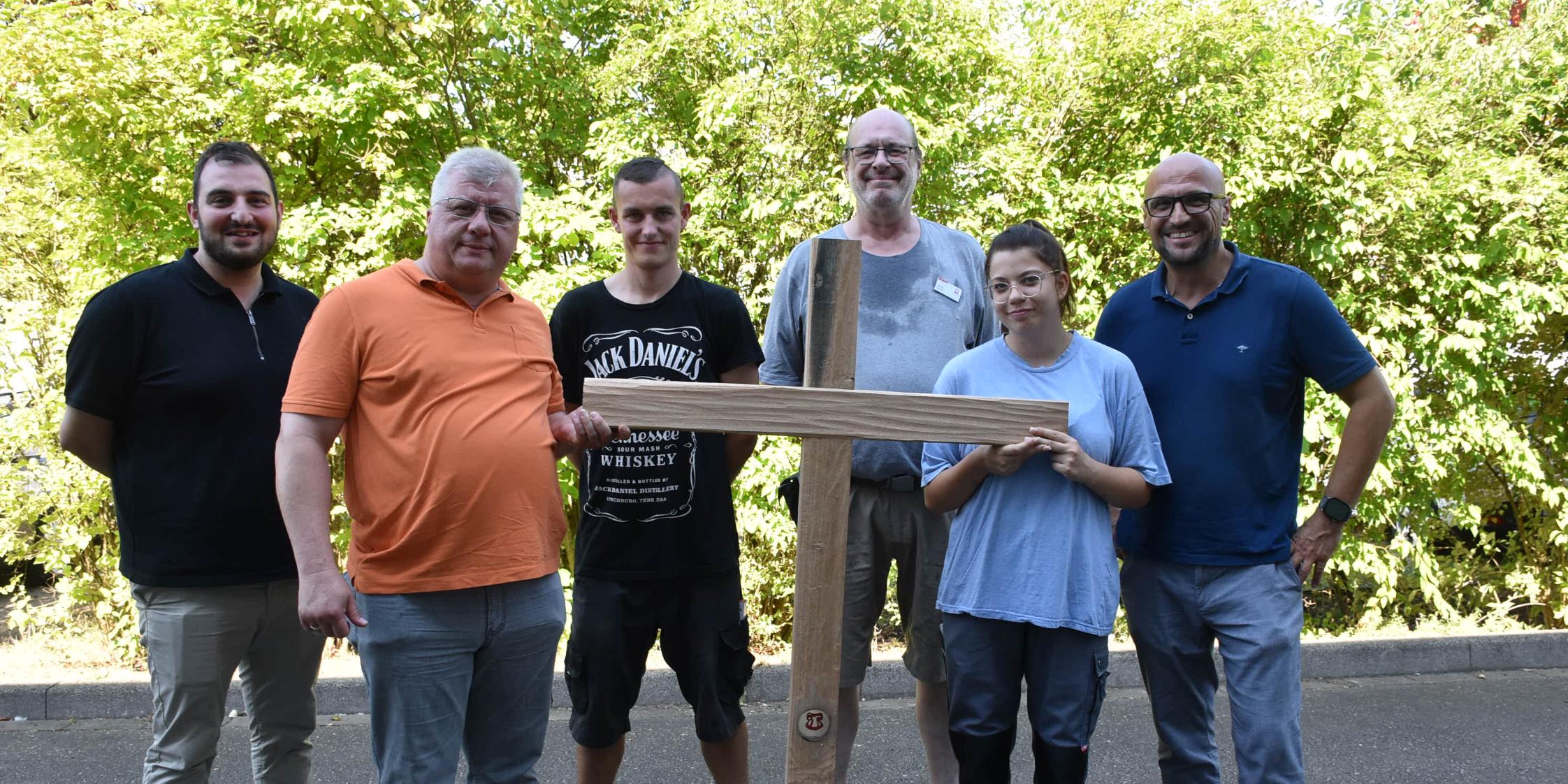 Das neue Pilgerkreuz präsentieren Dario Tumminelli, Stefan Herschler, Patrick, Werner Reinert, Selin und Marc-Oliver Soler (von links).