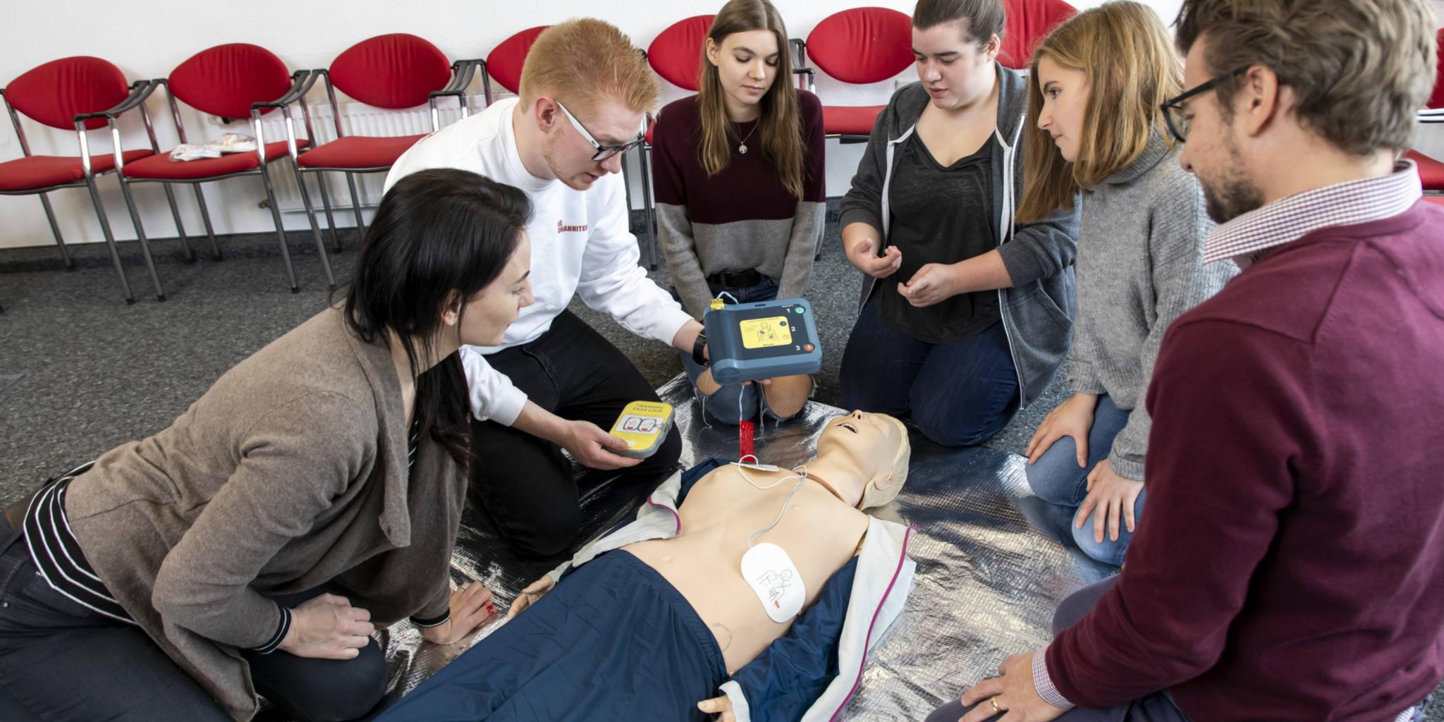 Im Notfall kommt es auf jede Minute an, deswegen kann die Ausbildung zur Ersten Hilfe bei Unfällen oder Notfällen jederzeit Leben retten. Was getan werden muss, lernt man im Praxis-Training: Reanimation.