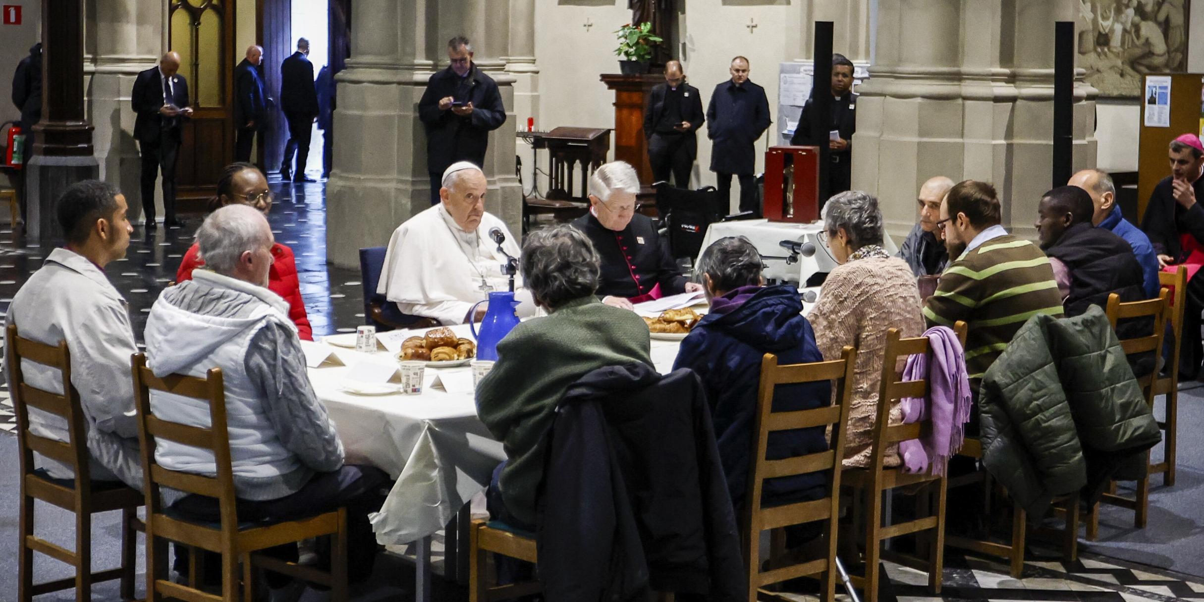 In der Kirche Sankt Gilles in Brüssel hat Papst Franziskus mit Migranten und Bedürftigen zusammen gefrühstückt.